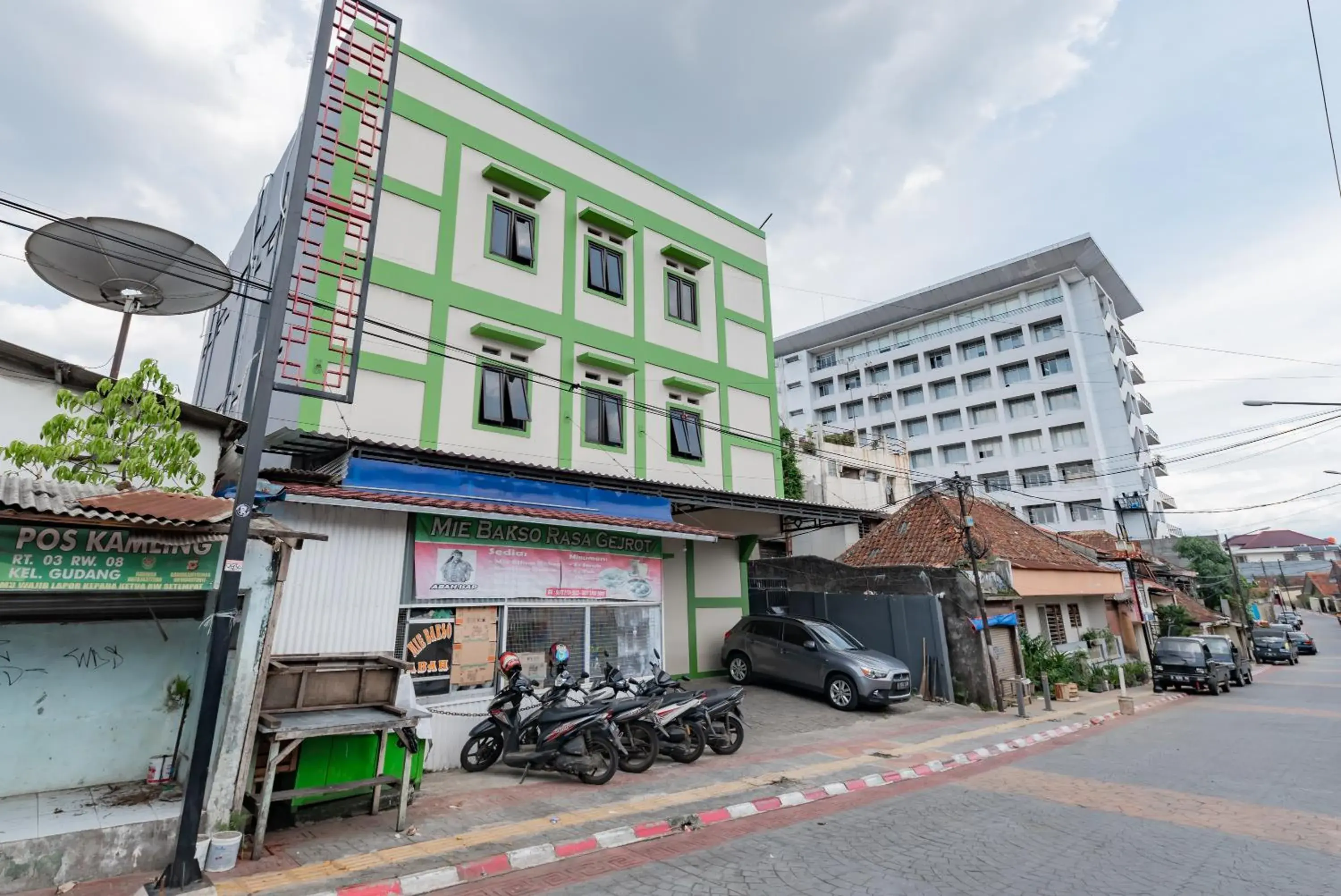 Property building in RedDoorz @ Suryakencana Bogor Property building in RedDoorz @ Suryakencana Bogor