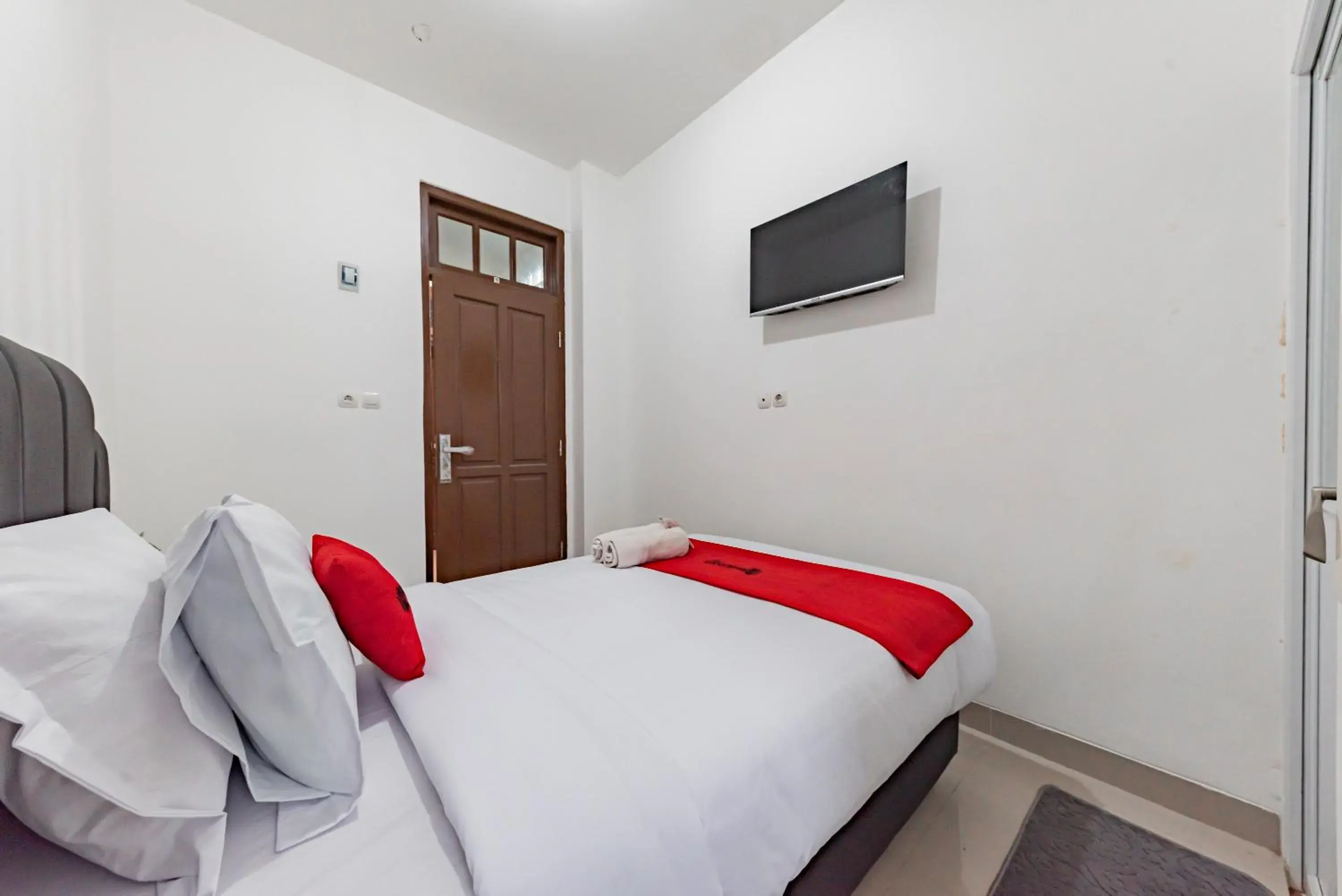 Bedroom, Bed in RedDoorz @ Suryakencana Bogor Bedroom, Bed in RedDoorz @ Suryakencana Bogor