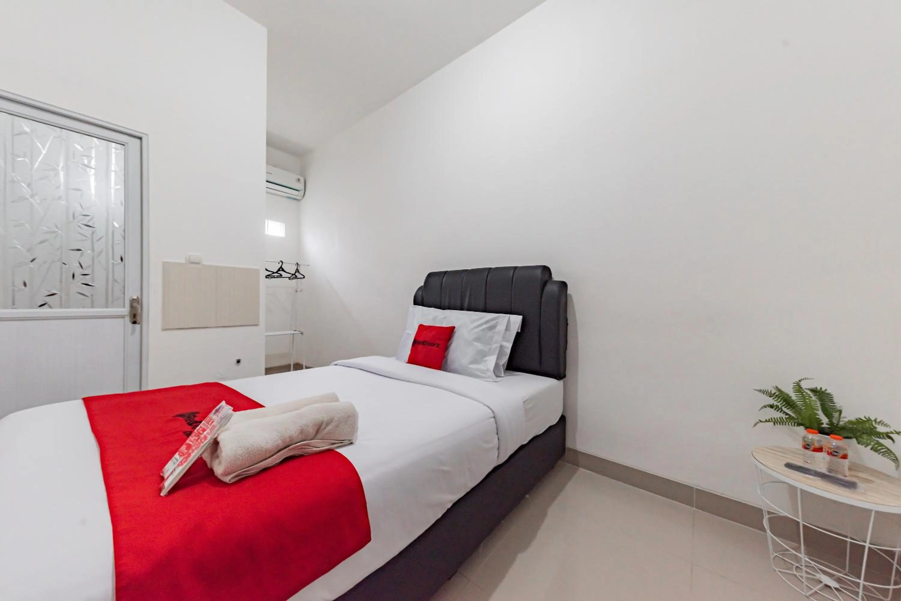 Bedroom, Bed in RedDoorz @ Suryakencana Bogor