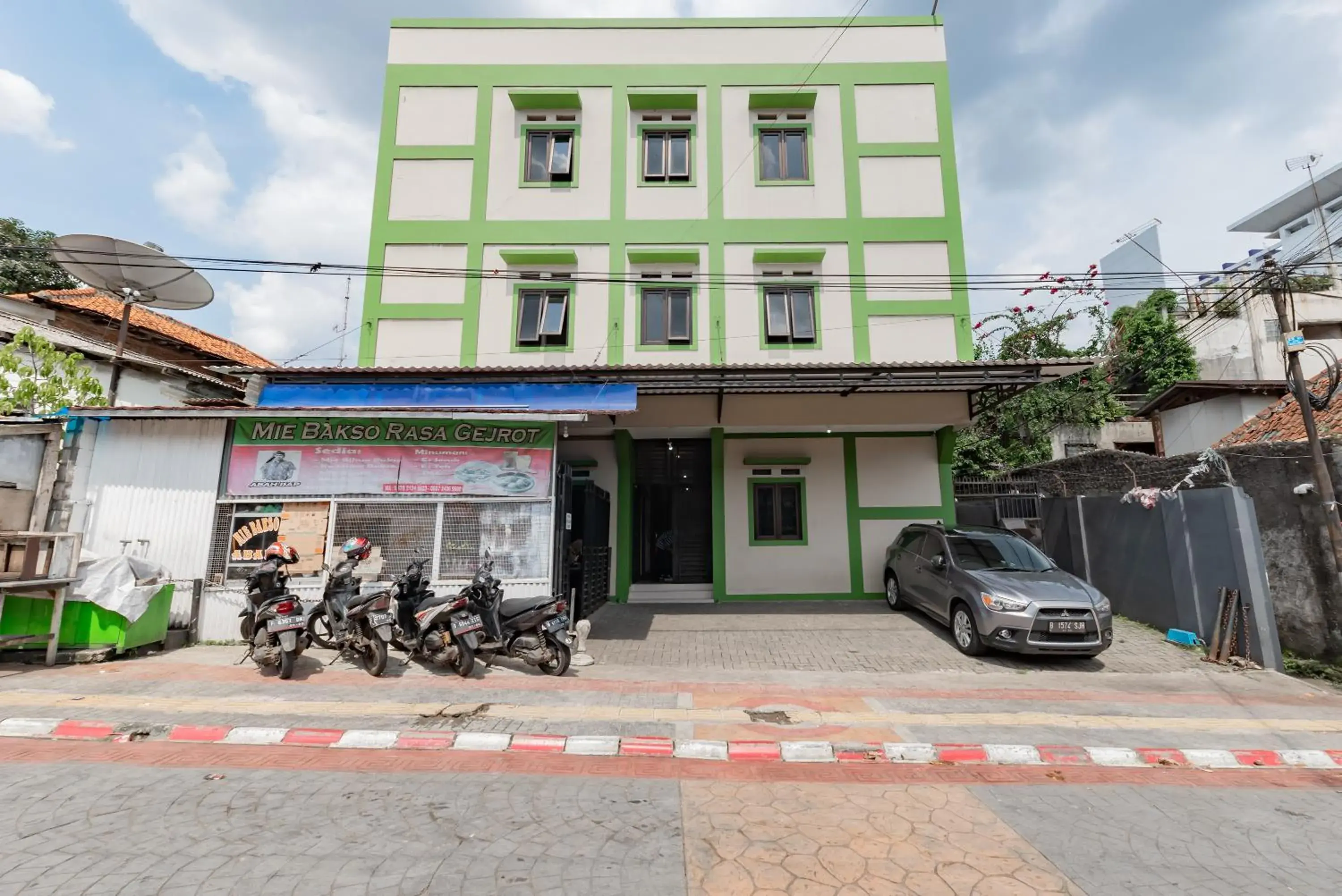 Property building in RedDoorz @ Suryakencana Bogor Property building in RedDoorz @ Suryakencana Bogor