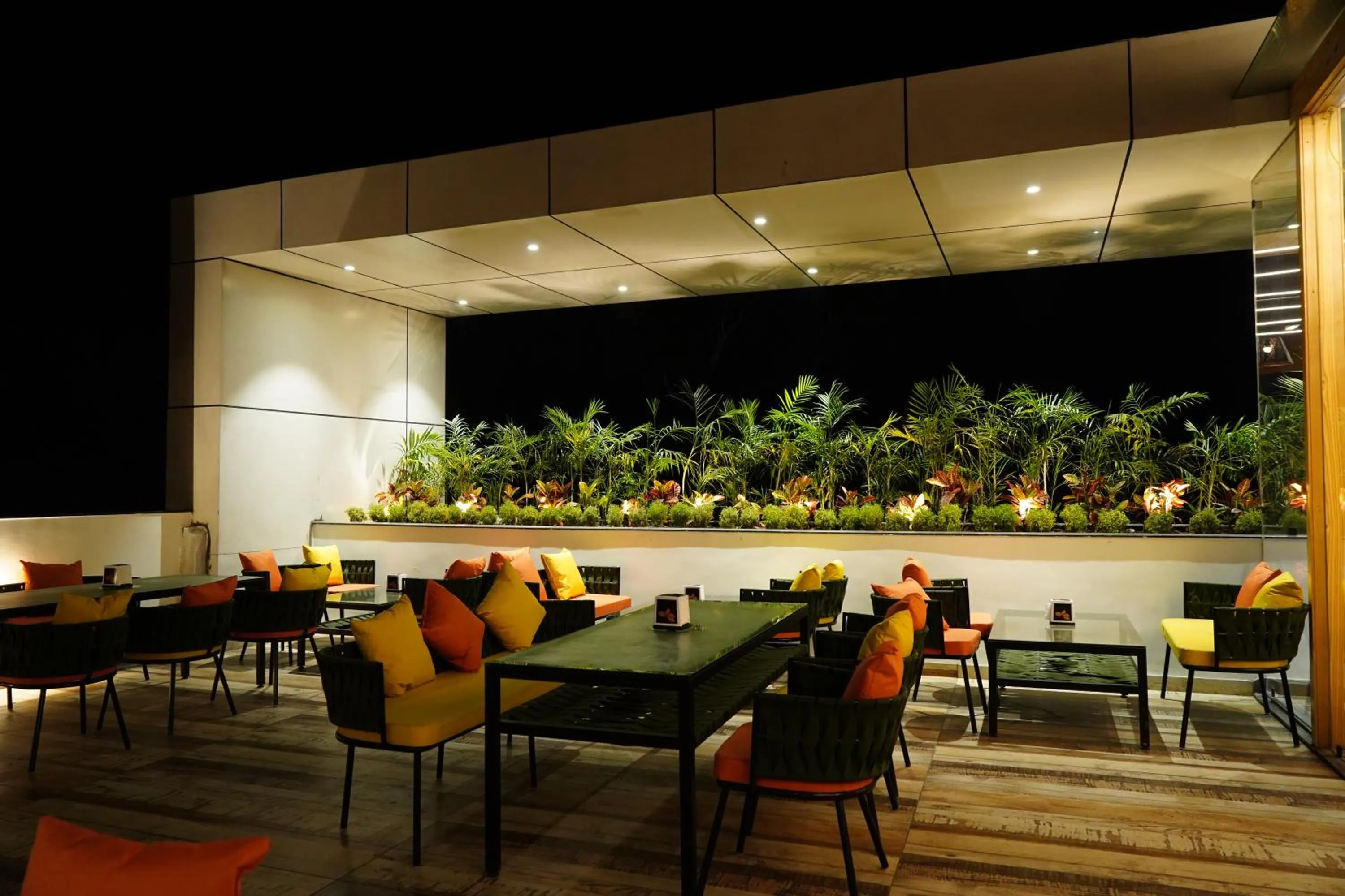 Restaurant/places to eat in Pride Biznotel Haldwani