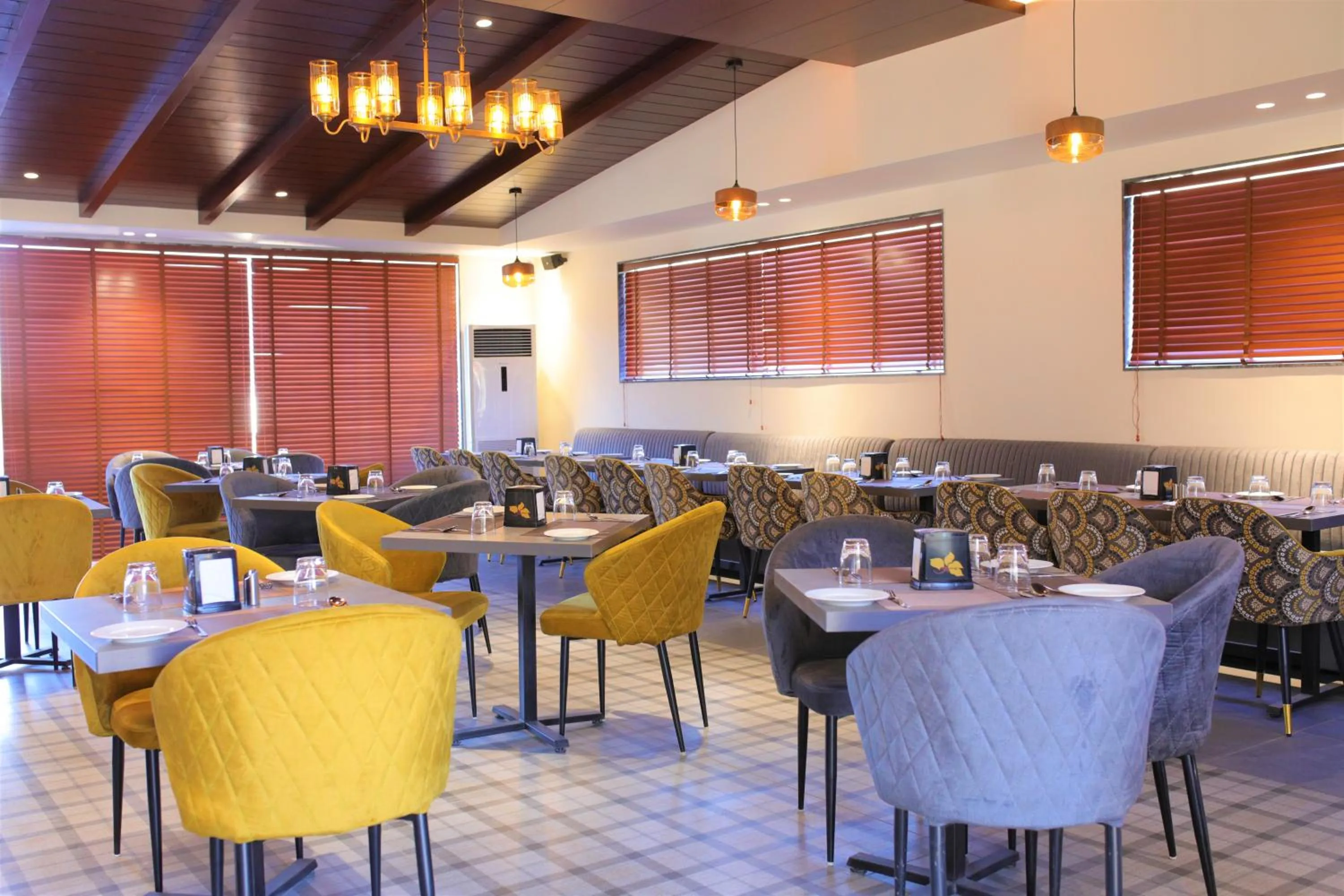 Restaurant/places to eat in Pride Biznotel Haldwani