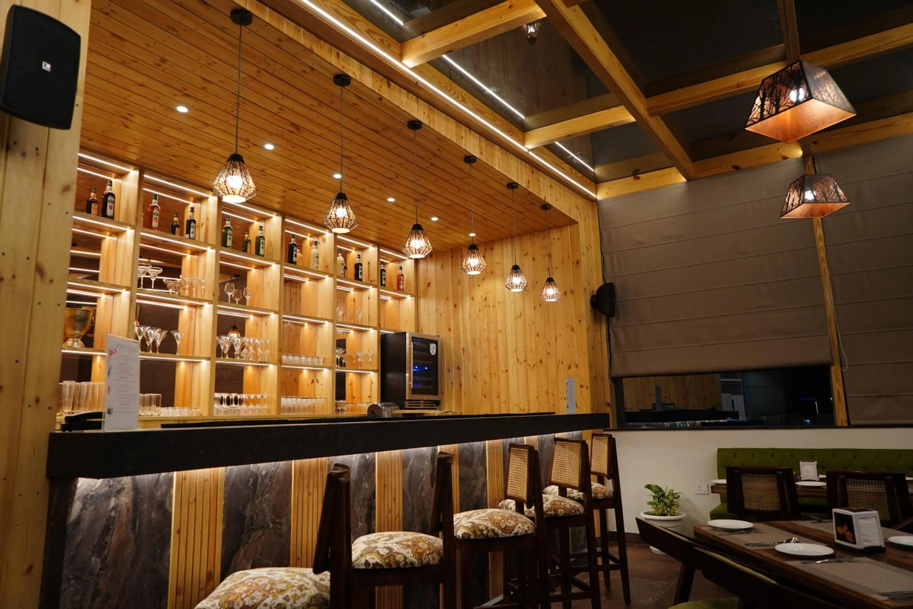 Restaurant/places to eat in Pride Biznotel Haldwani