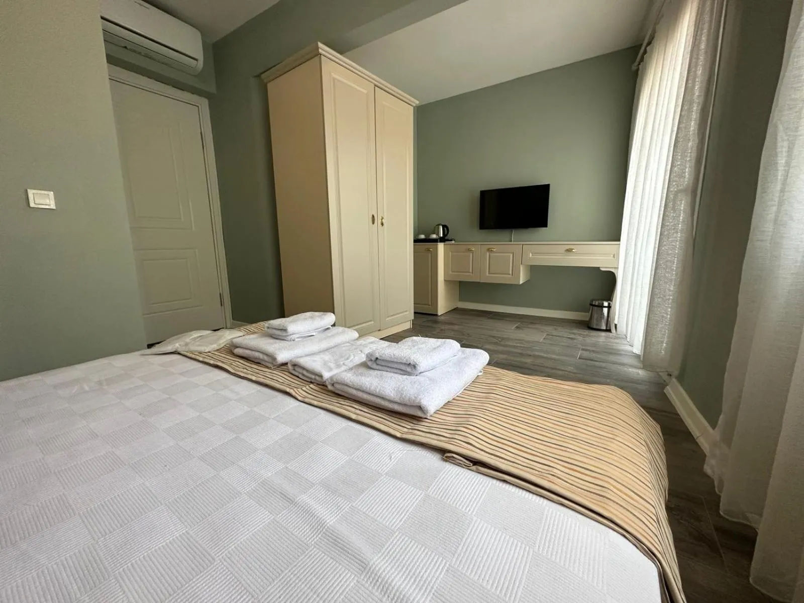 Photo of the whole room, Bed in st945 Palas Otel