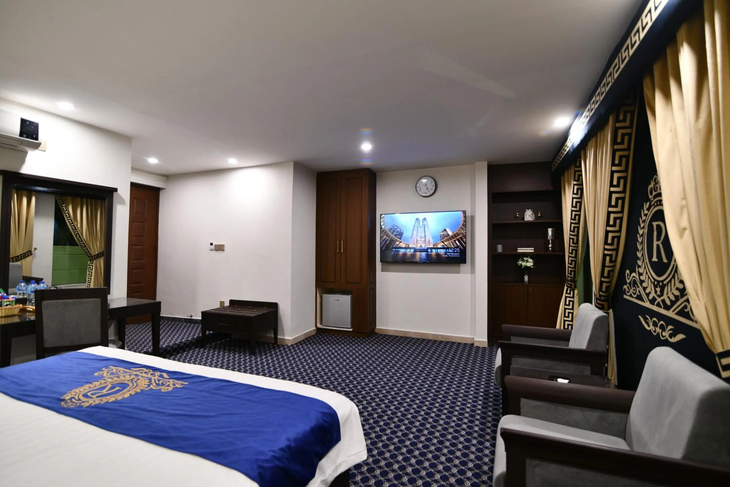 TV and multimedia, Bed in Royal Regency Hotel