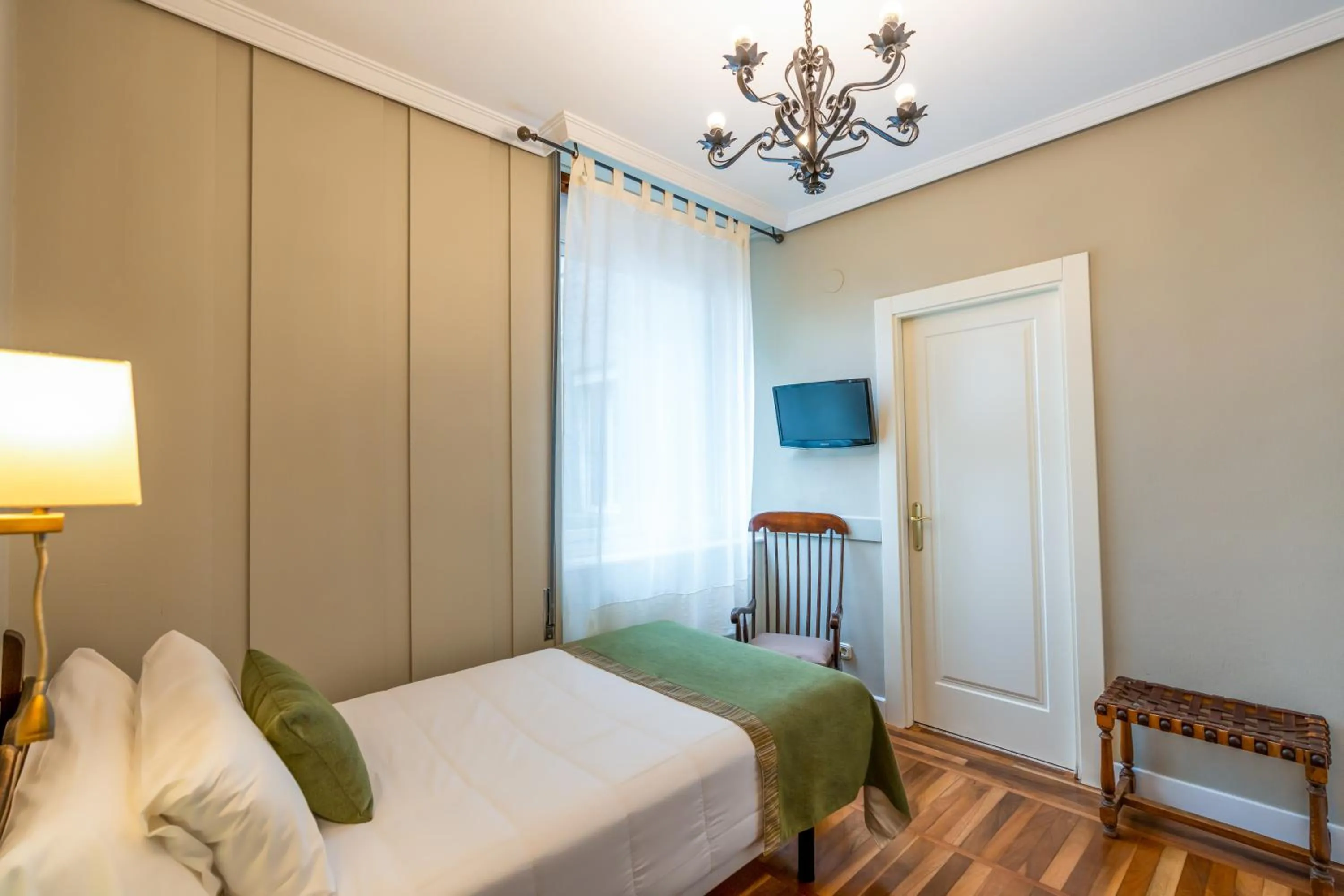 Photo of the whole room, Bed in Hotel Alcazar Irun