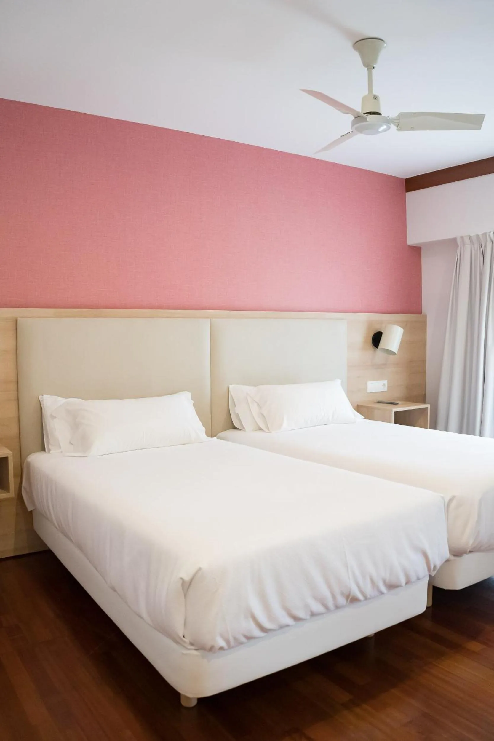 Bed in Hotel Parking Miradoiro de Belvís