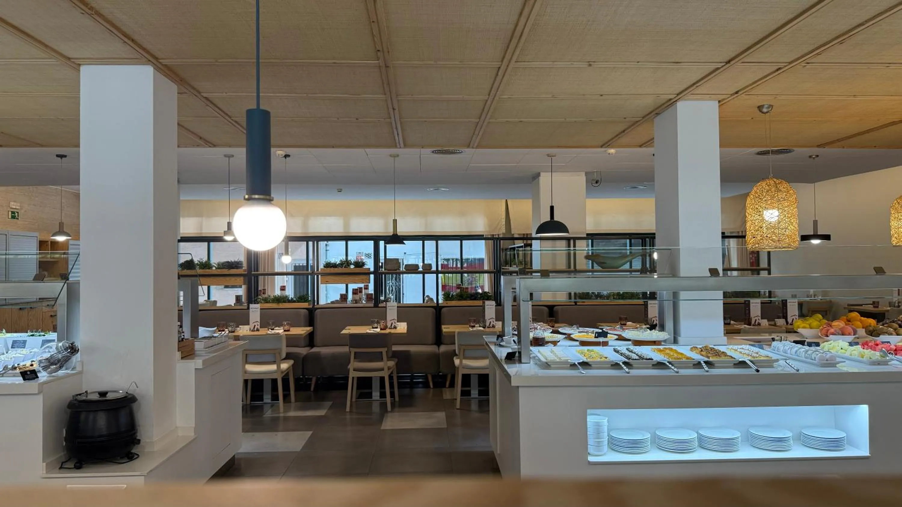 Restaurant/places to eat in AQUA Hotel Bertran Park