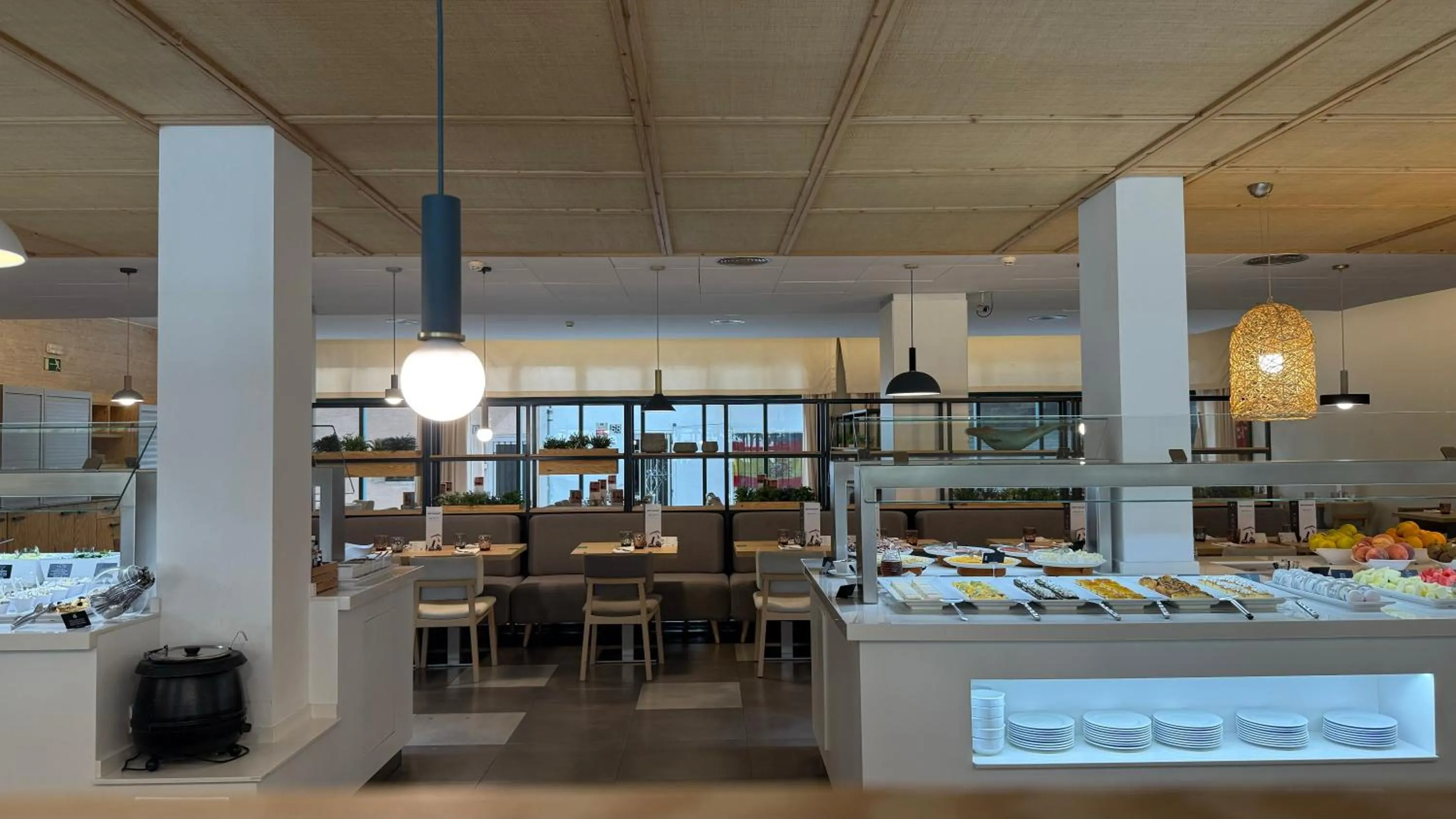 Restaurant/places to eat in AQUA Hotel Bertran Park