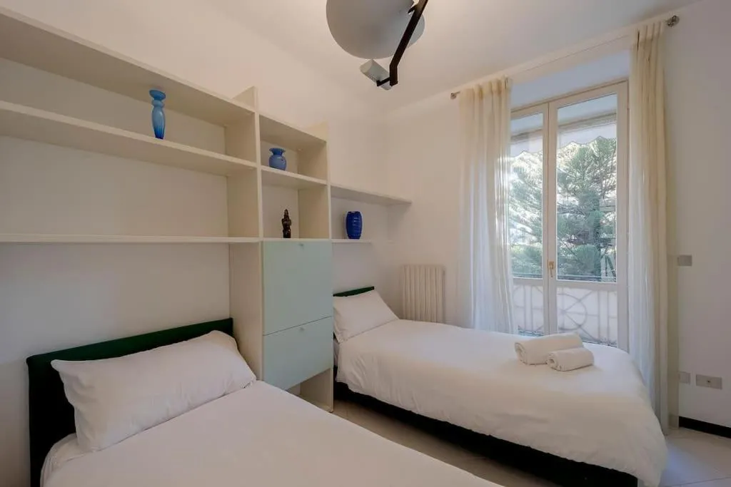 Bed in Victoria Hall Bordighera - 2 bedroom apartment - Parking