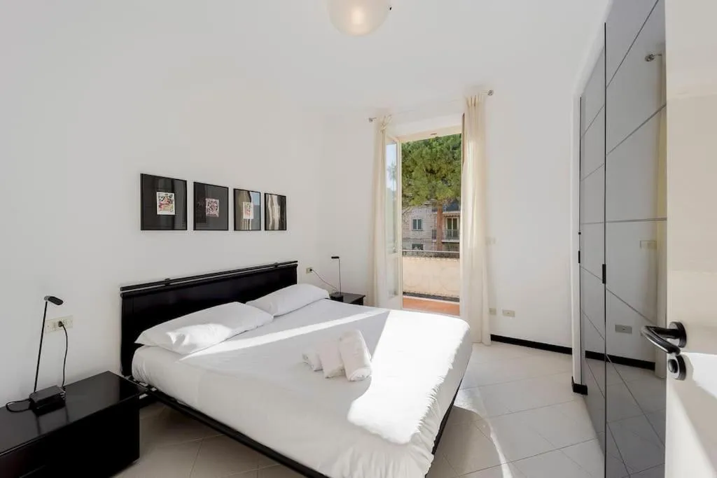 Bed in Victoria Hall Bordighera - 2 bedroom apartment - Parking
