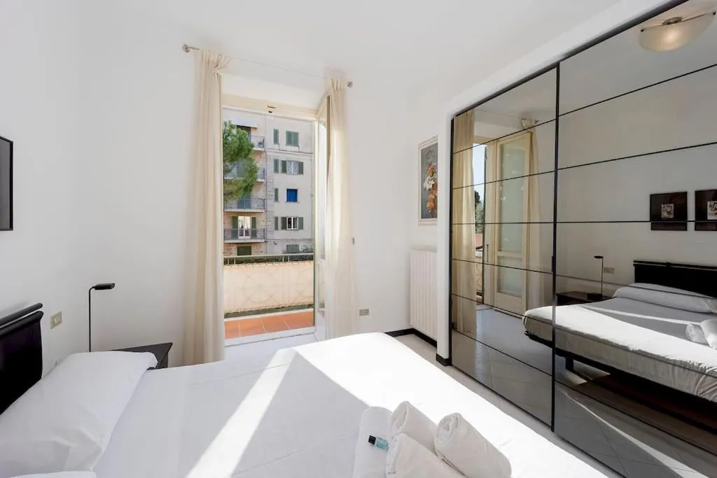 Bed in Victoria Hall Bordighera - 2 bedroom apartment - Parking