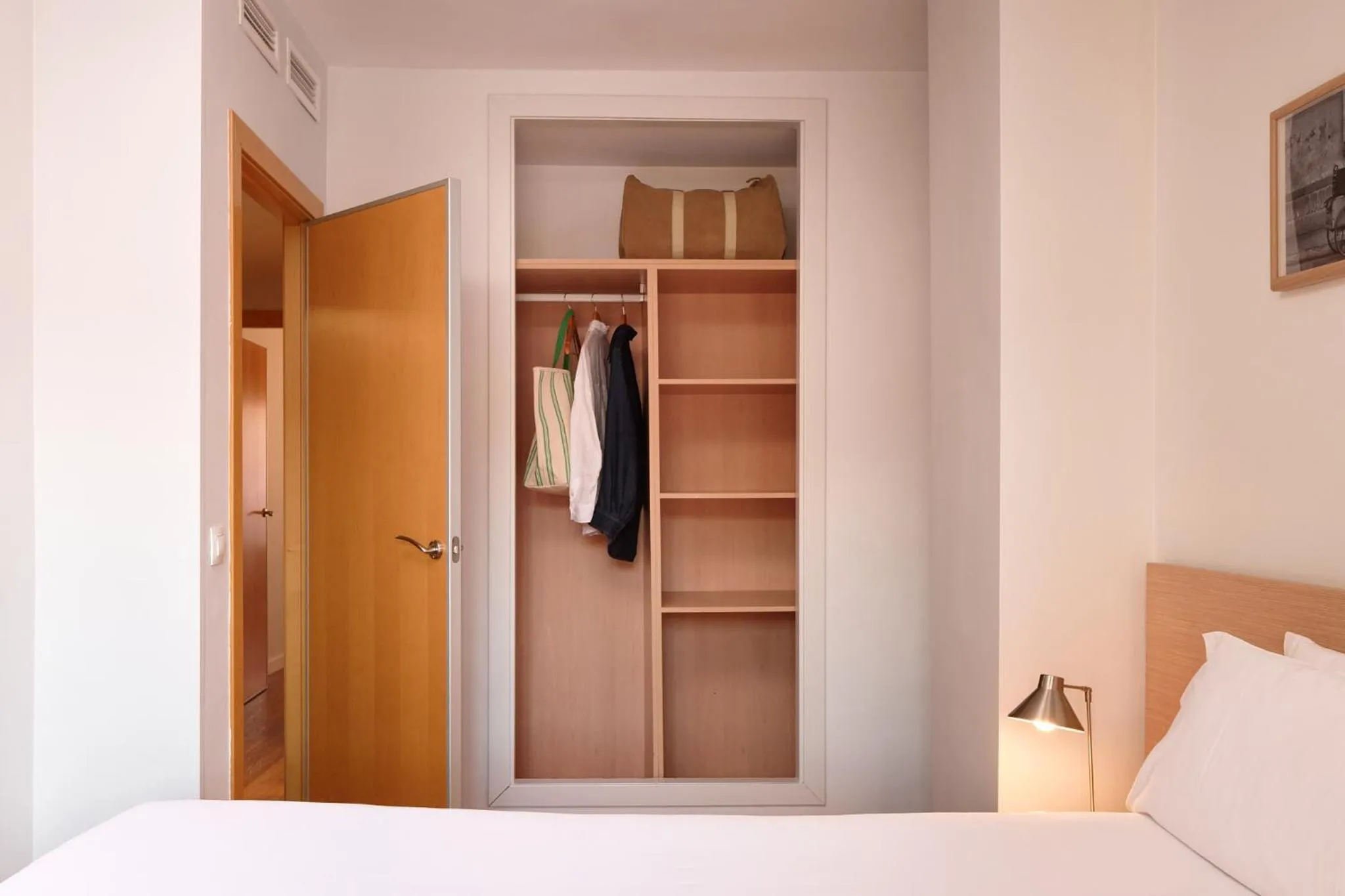 wardrobe, Bed in Valenciaflats Ciudad de las Ciencias