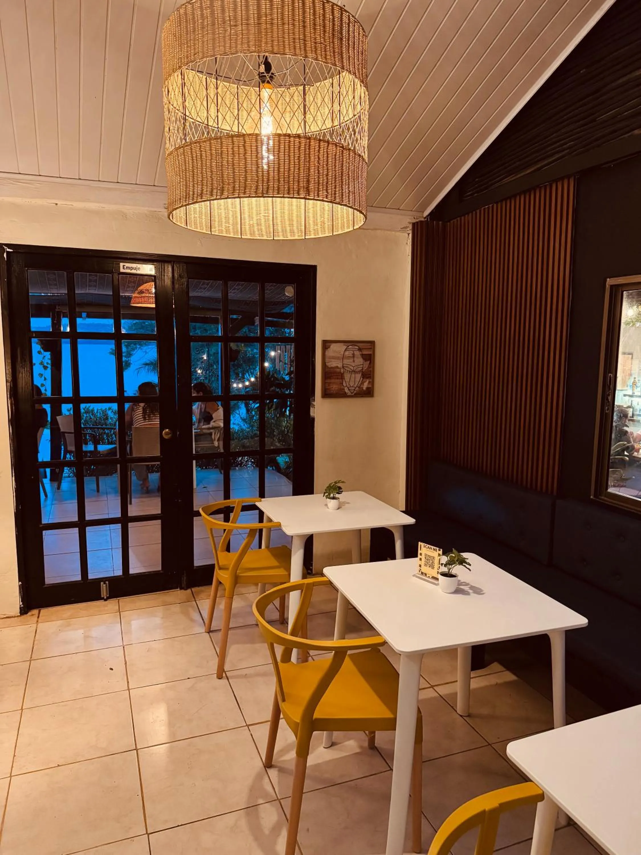 Restaurant/places to eat in Nativo