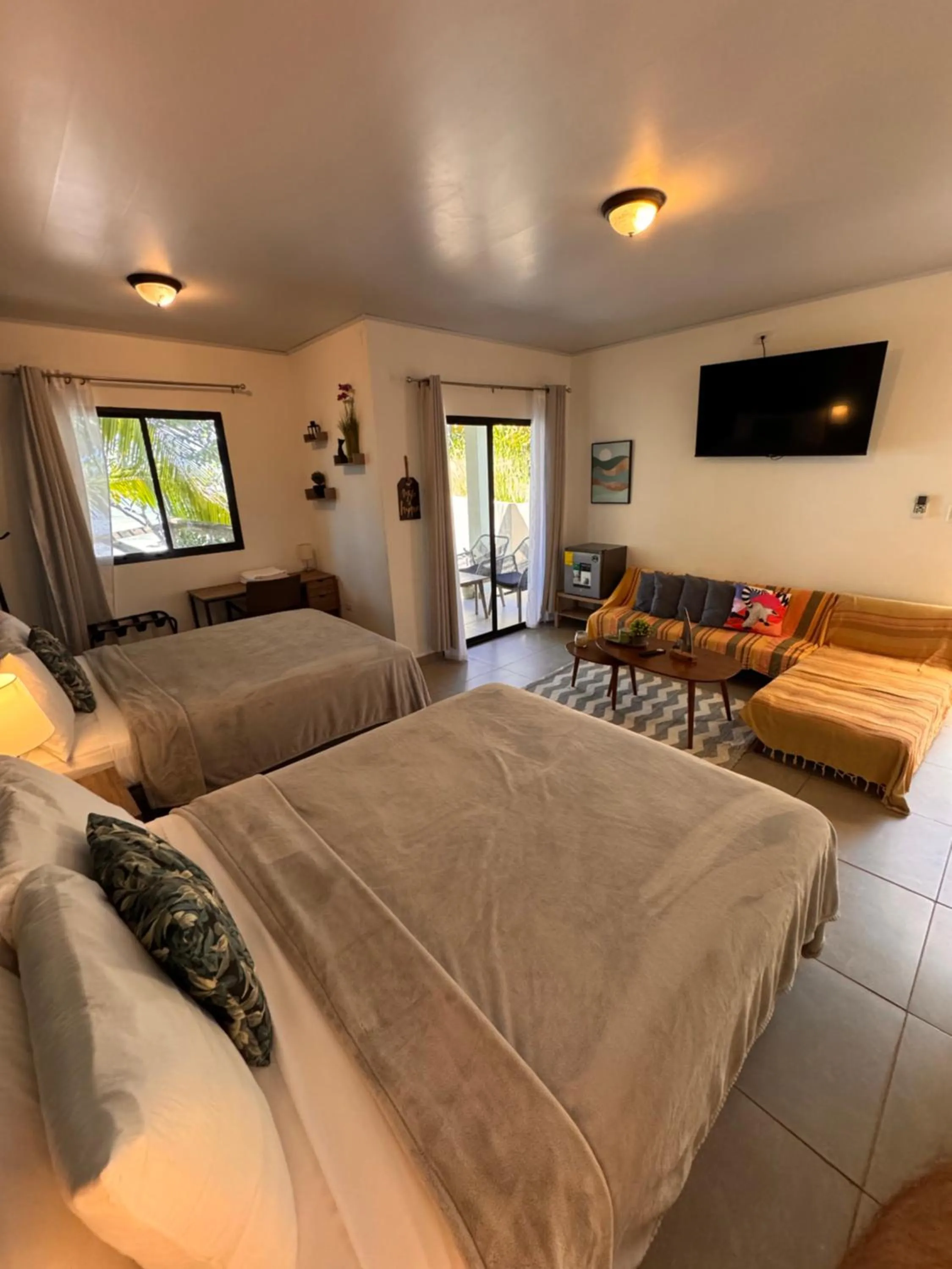 Communal lounge/ TV room, Bed in Nativo