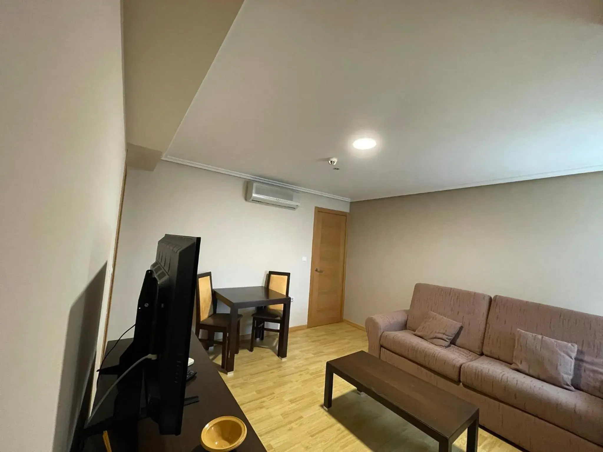 Communal lounge/ TV room in Aparthotel Arenteiro Communal lounge/ TV room in Aparthotel Arenteiro