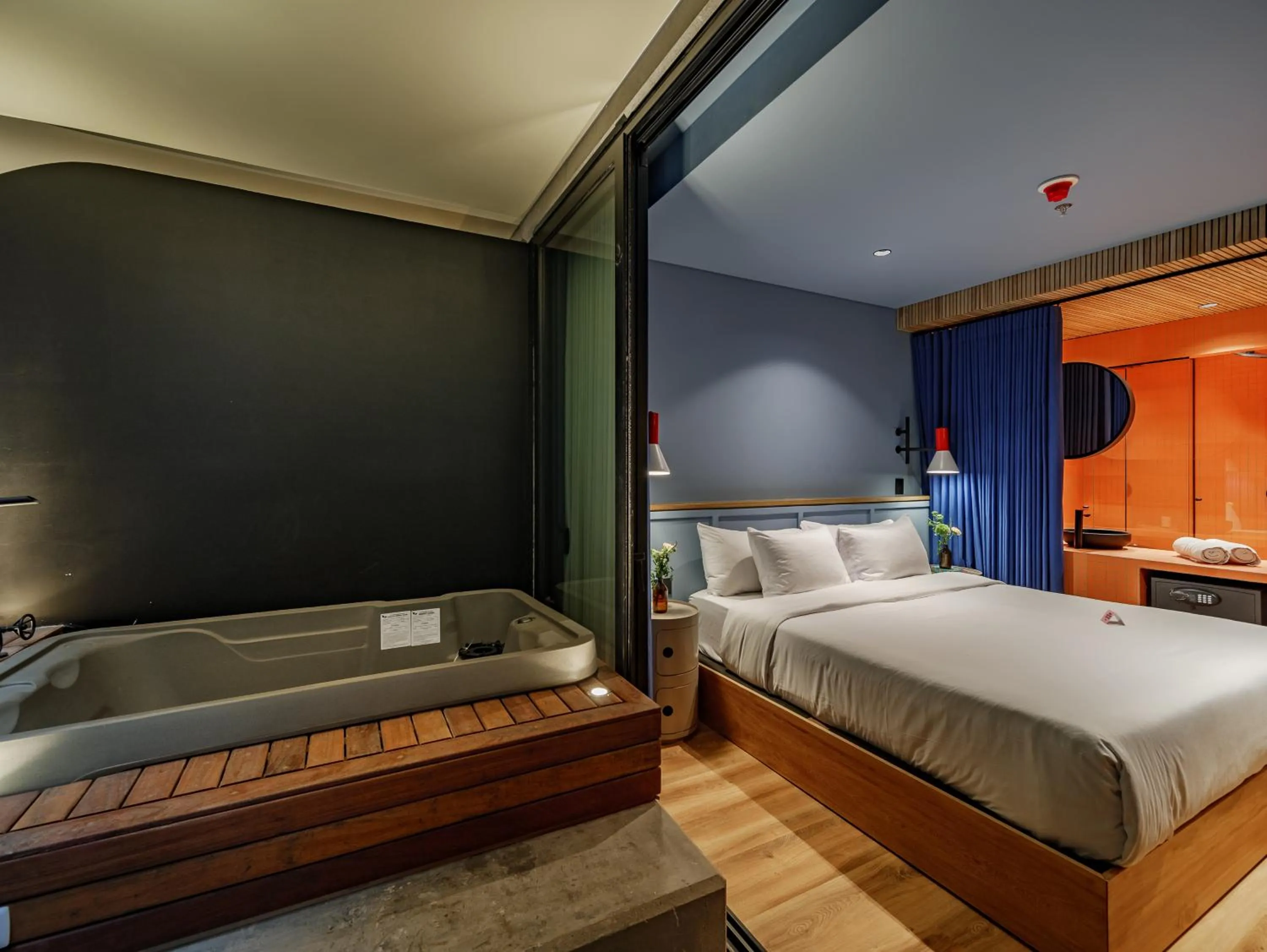 Hot Tub, Bed in The Somos Bold Hotel