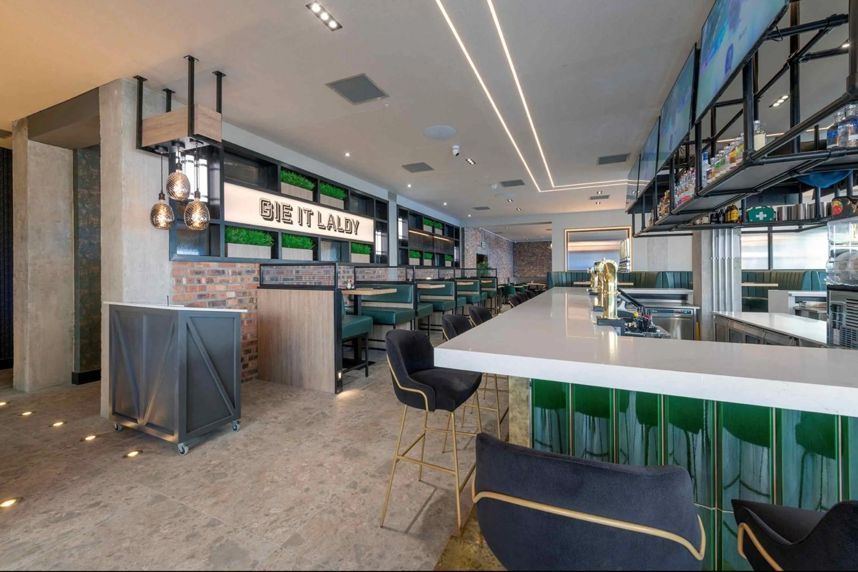 Lounge or bar in Sandman Signature Glasgow Hotel