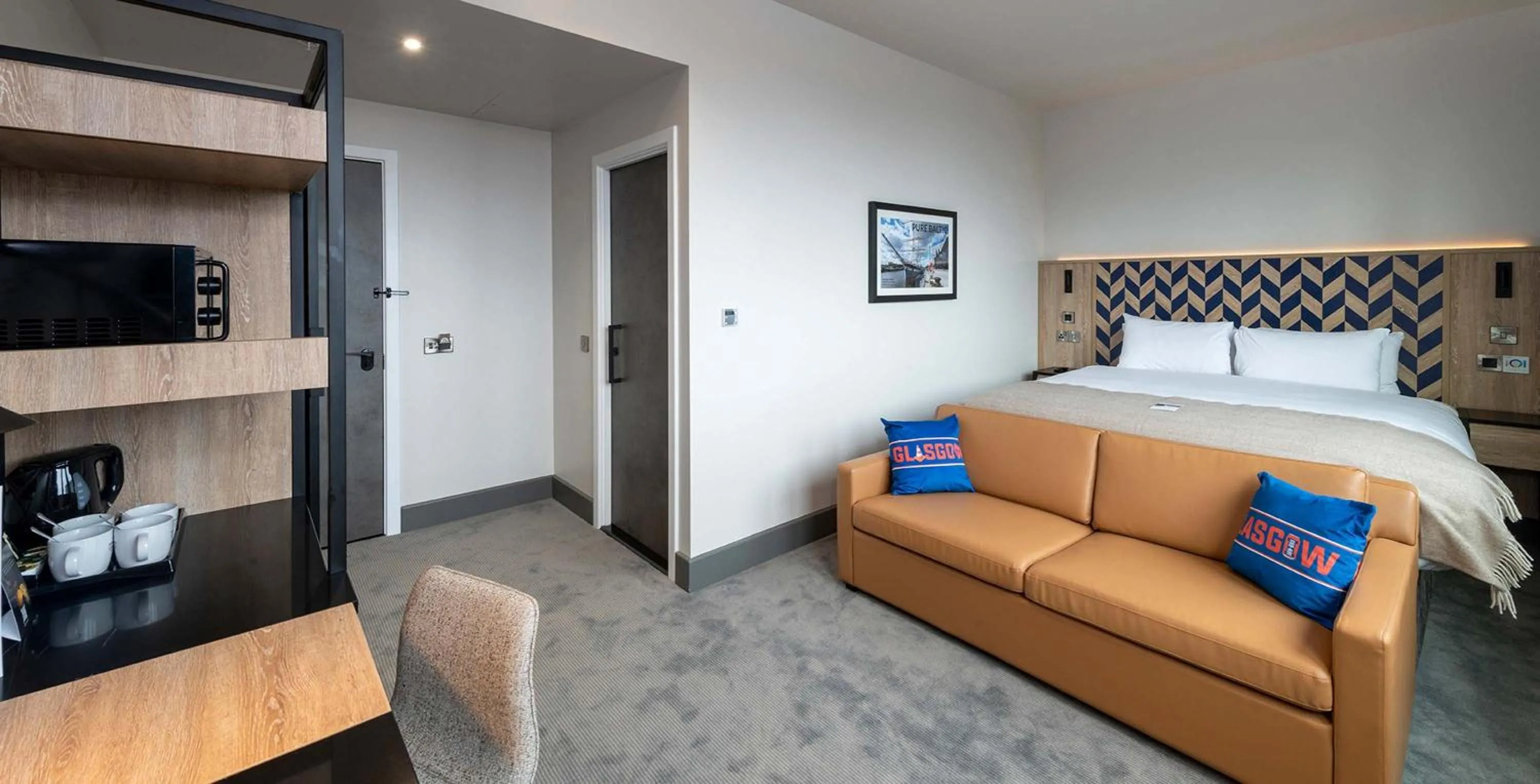 Photo of the whole room, Bed in Sandman Signature Glasgow Hotel