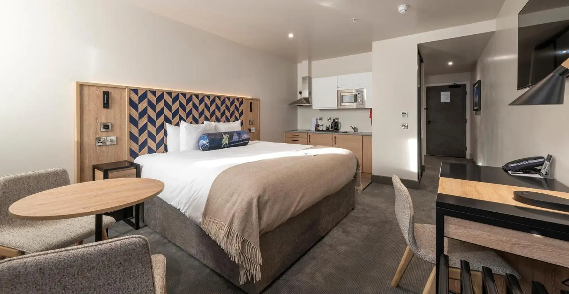 Kitchen or kitchenette, Bed in Sandman Signature Glasgow Hotel Kitchen or kitchenette, Bed in Sandman Signature Glasgow Hotel