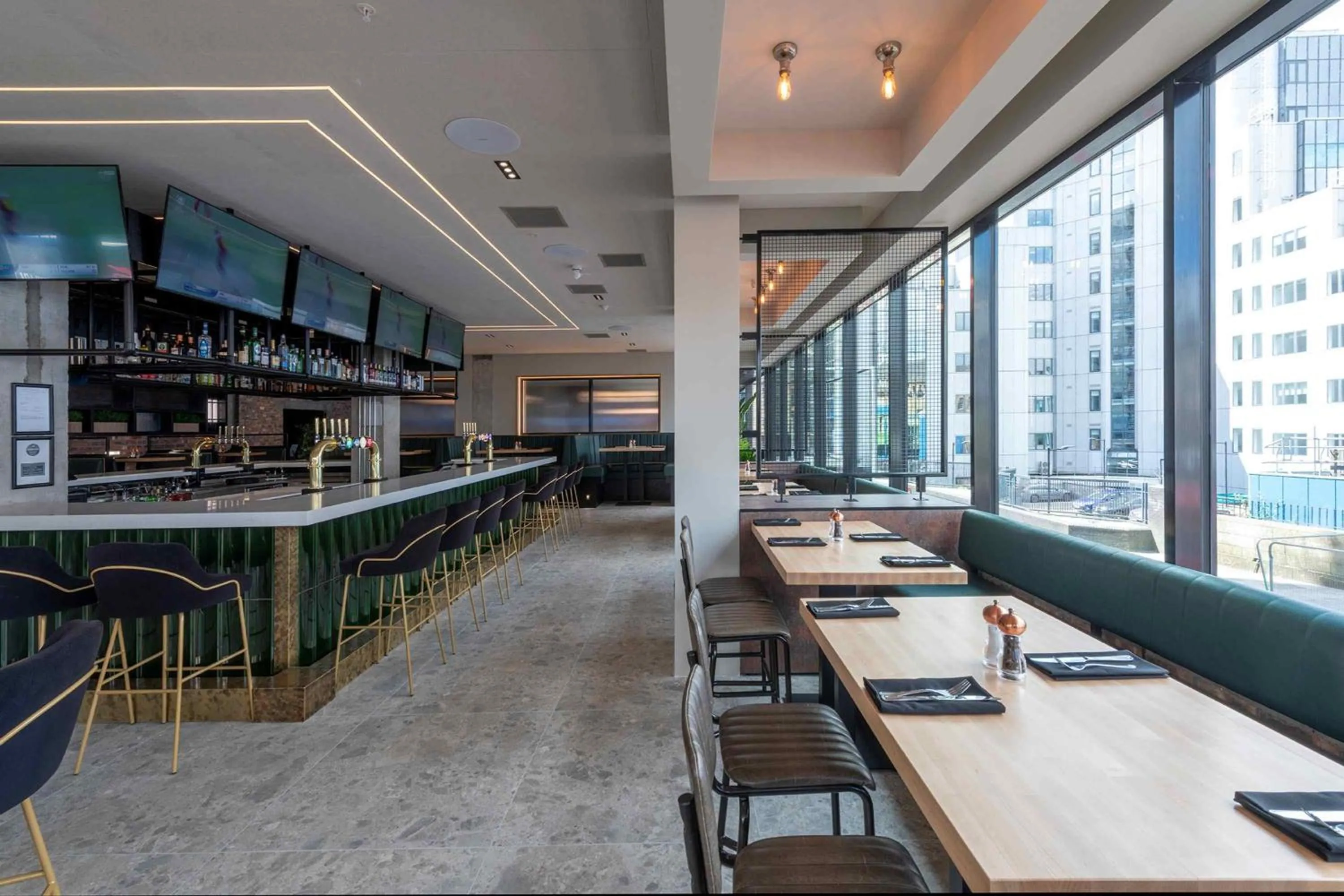 Lounge or bar in Sandman Signature Glasgow Hotel