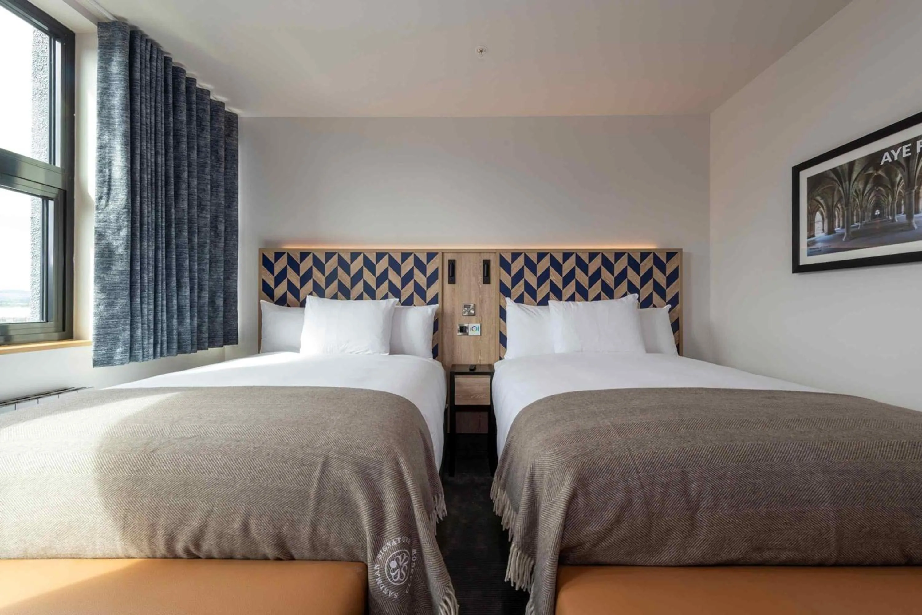 Photo of the whole room, Bed in Sandman Signature Glasgow Hotel