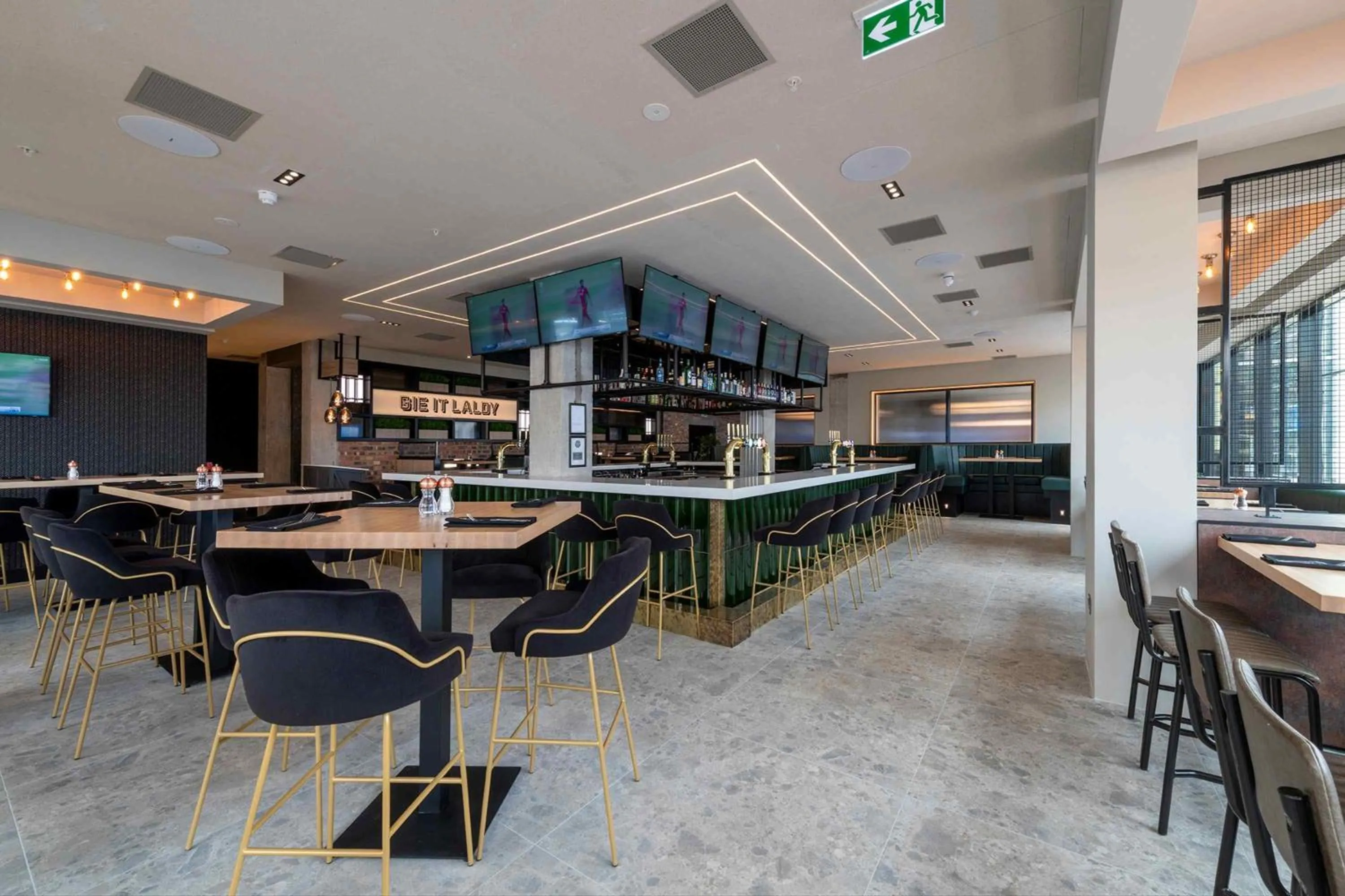 Lounge or bar in Sandman Signature Glasgow Hotel