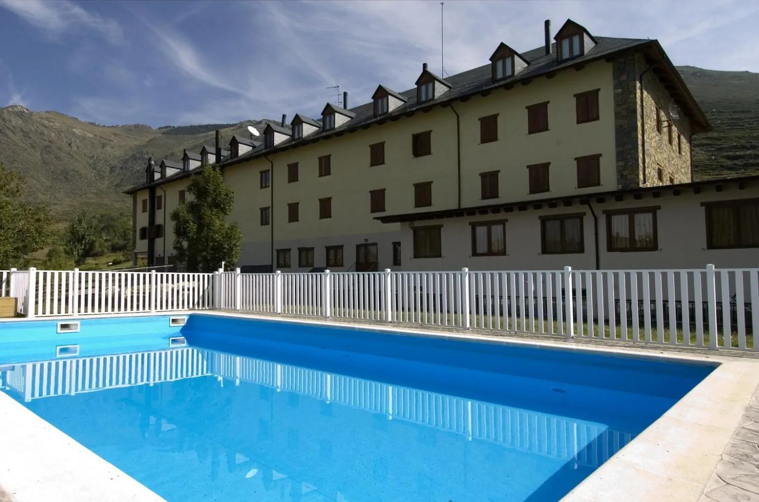 Swimming pool in Hotel Romànic