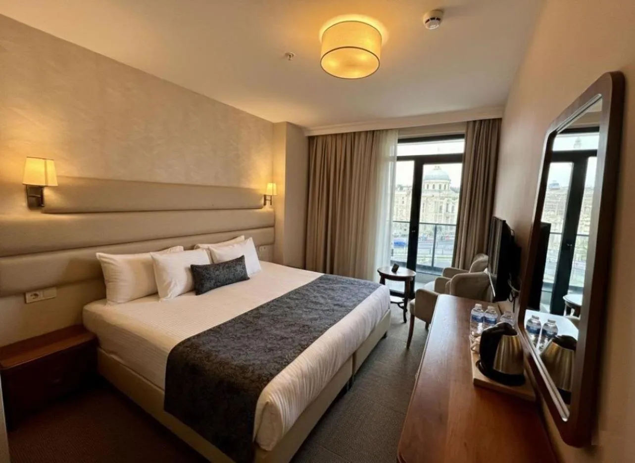 Balcony/Terrace, Bed in Istanbul Midpoint Hotel