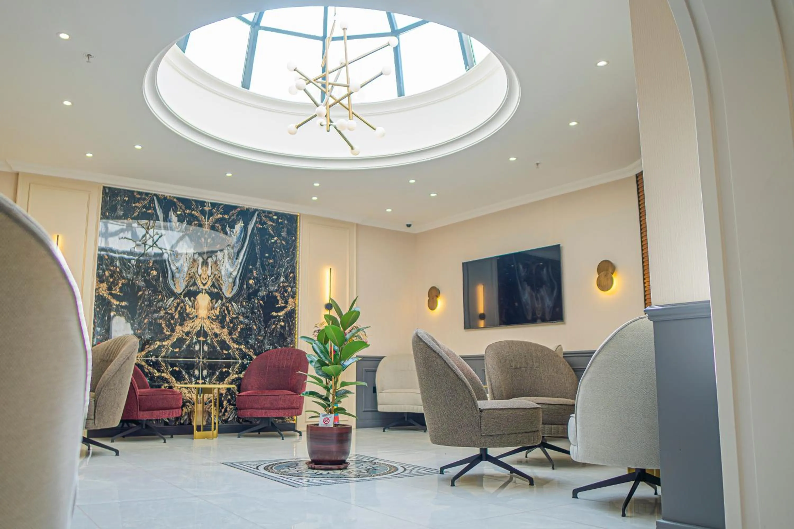 Communal lounge/ TV room in Istanbul Midpoint Hotel