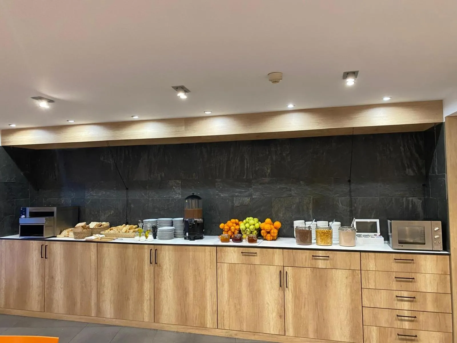 Restaurant/places to eat in Apartamentos La Solana