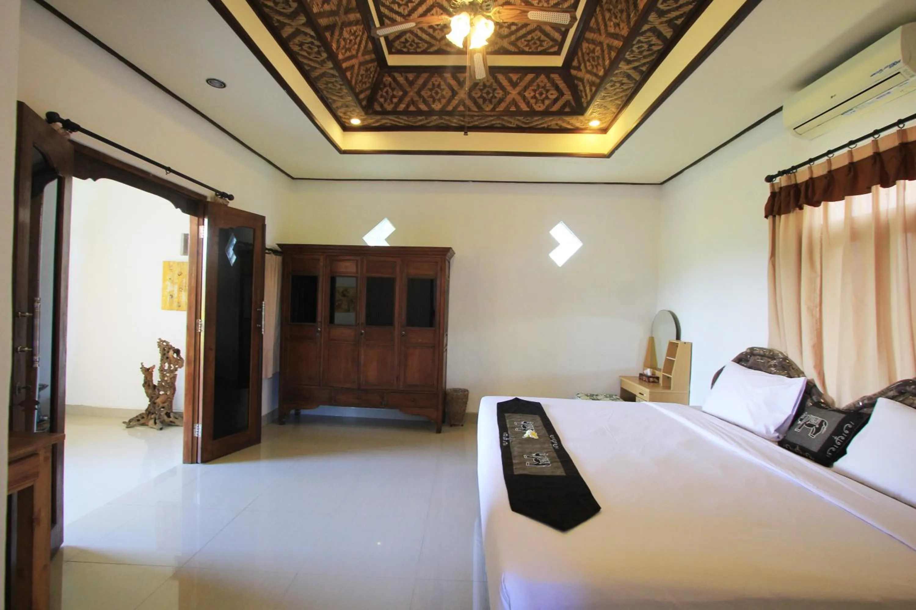 Bed in SUARA SIDHI Villa Ubud Bali