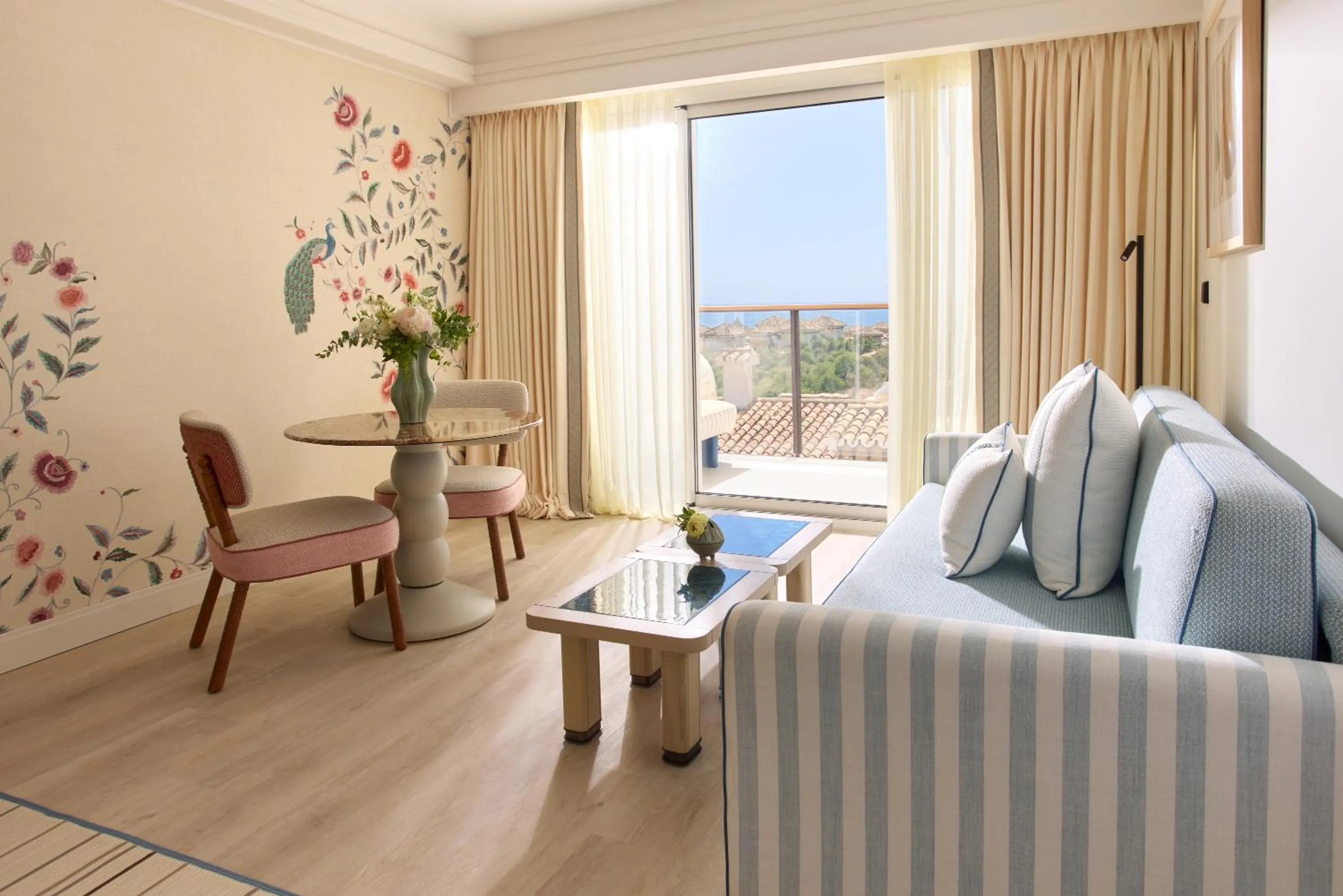 Seating area in Don Carlos Marbella