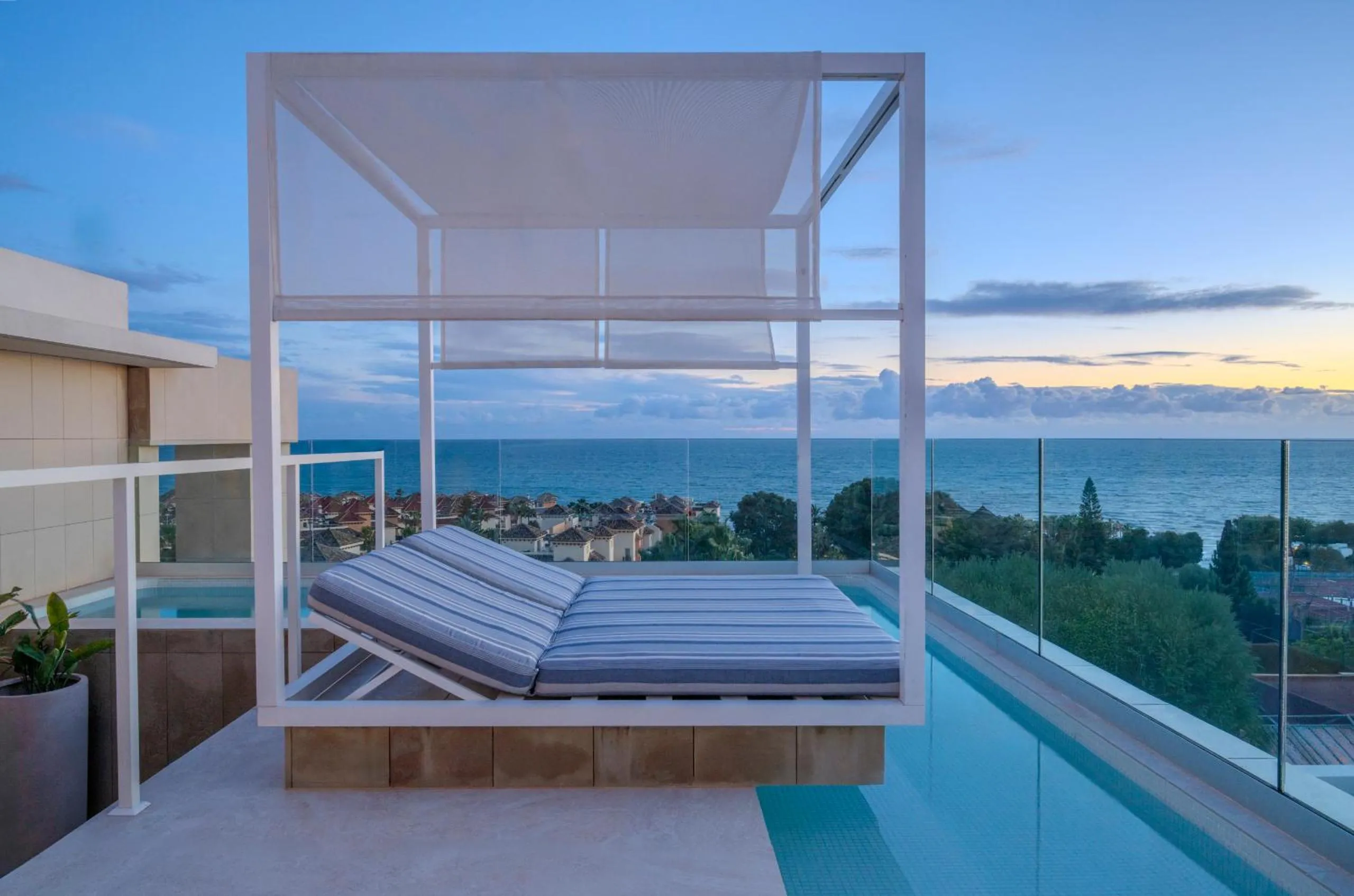 Swimming pool in Don Carlos Marbella