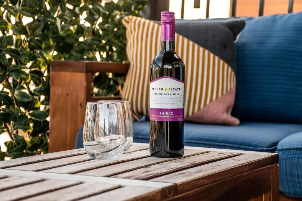 Food and drinks in Bright Luxe Condo, AC, Top Floor, King Bed, Balcony!