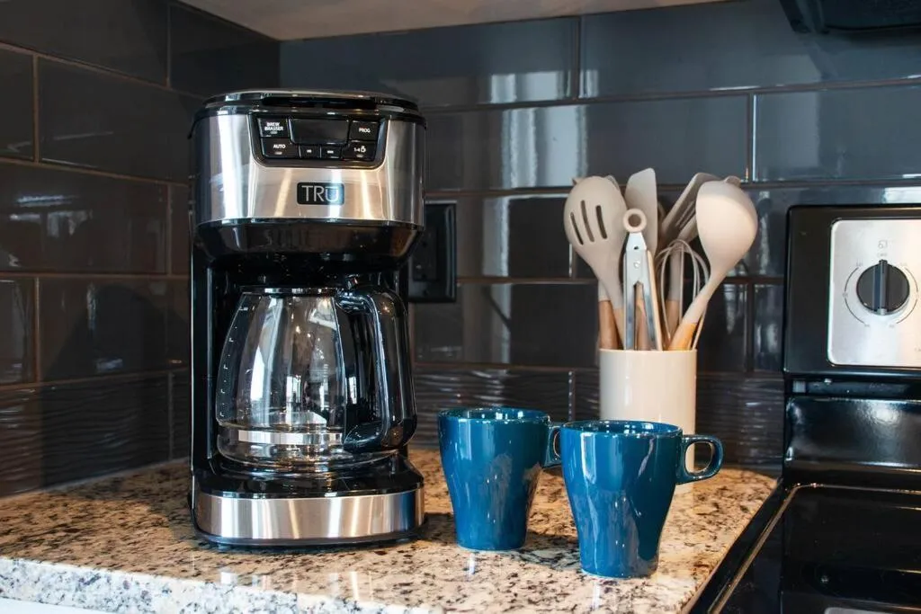 Coffee/tea facilities in Bright Luxe Condo, AC, Top Floor, King Bed, Balcony!