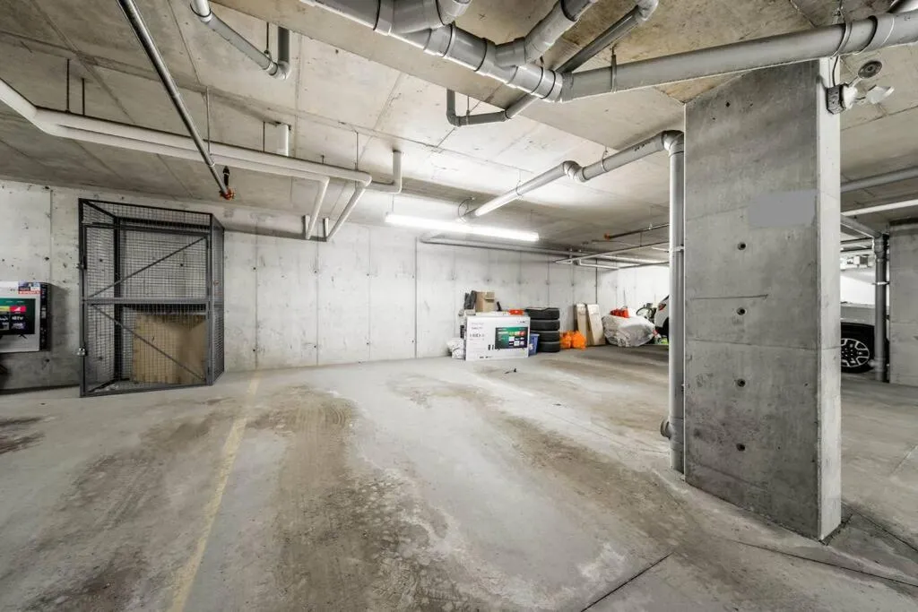 Parking in Bright Luxe Condo, AC, Top Floor, King Bed, Balcony!