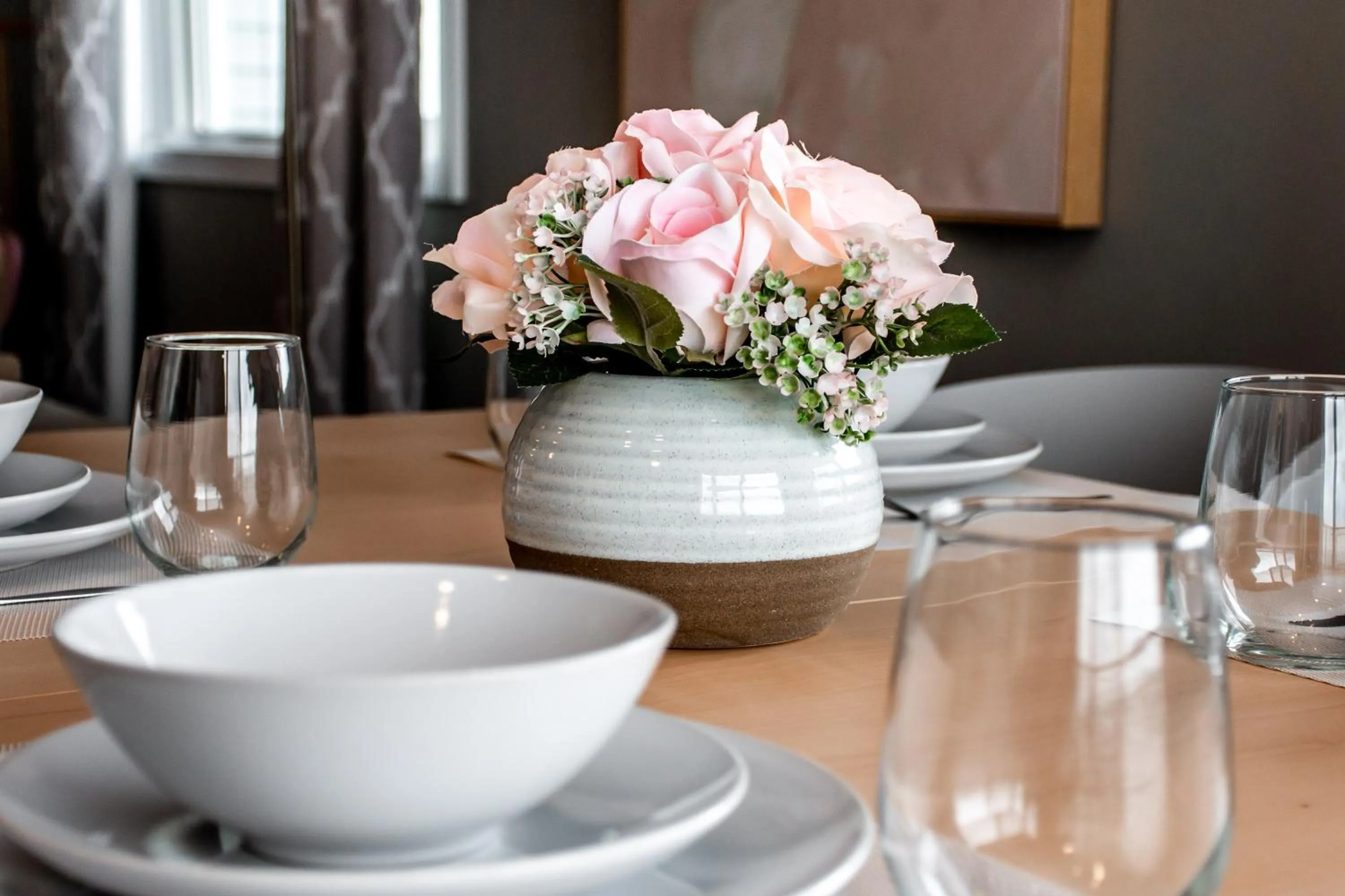 Decorative detail in Peaceful Oasis Condo, AC, Top Floor, Secure UG Parking, Balcony, King Bed!