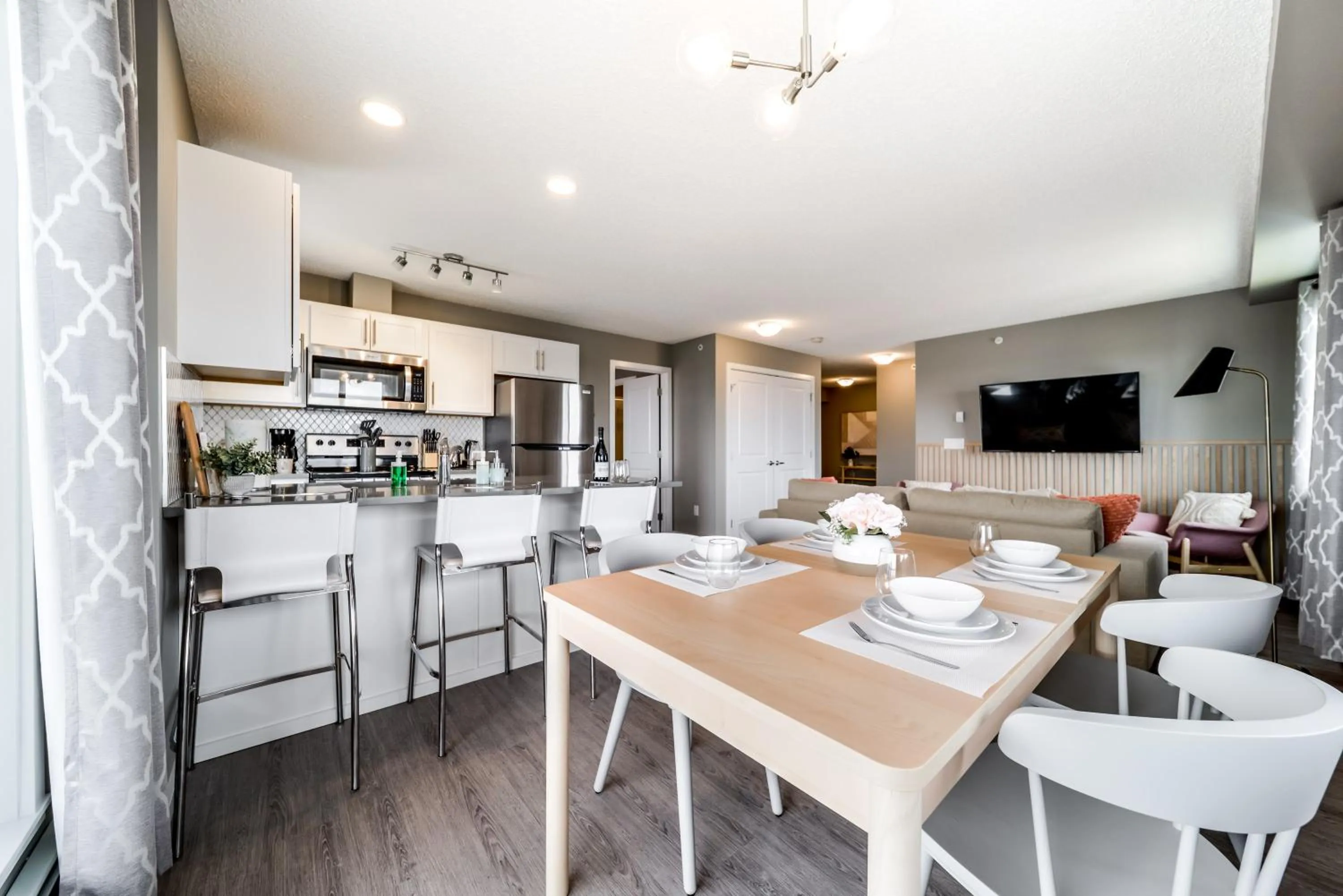 Dining area in Peaceful Oasis Condo, AC, Top Floor, Secure UG Parking, Balcony, King Bed!