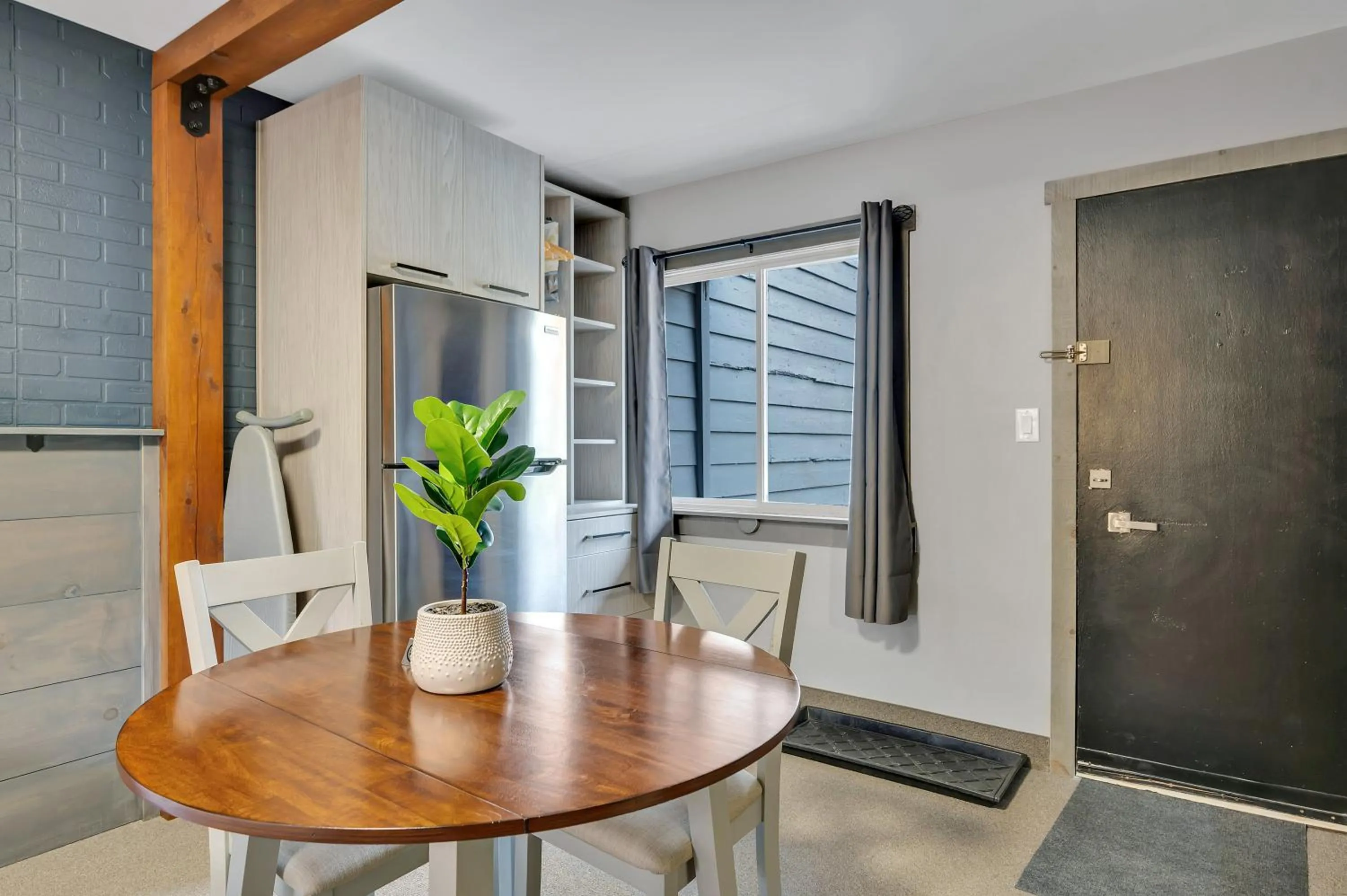 Kitchen or kitchenette in Moira Lake Motel