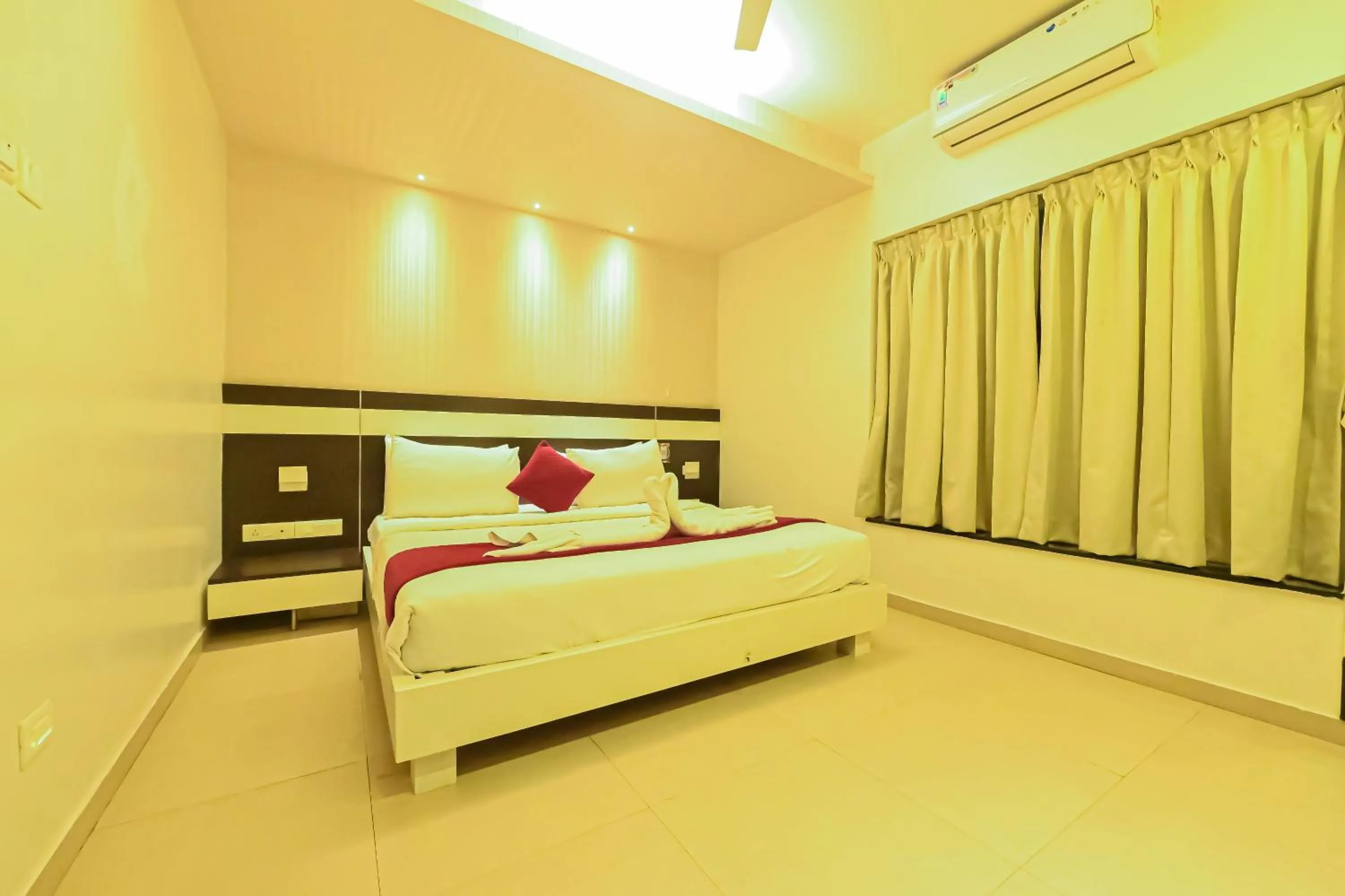 Bed in Yuvraj Palace Inn