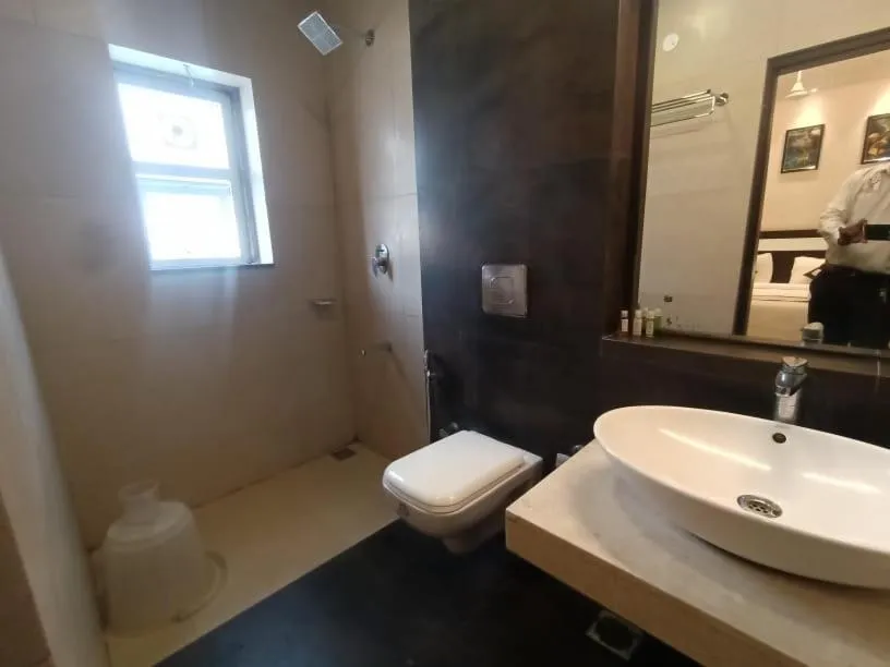 Shower in Yuvraj Palace Inn