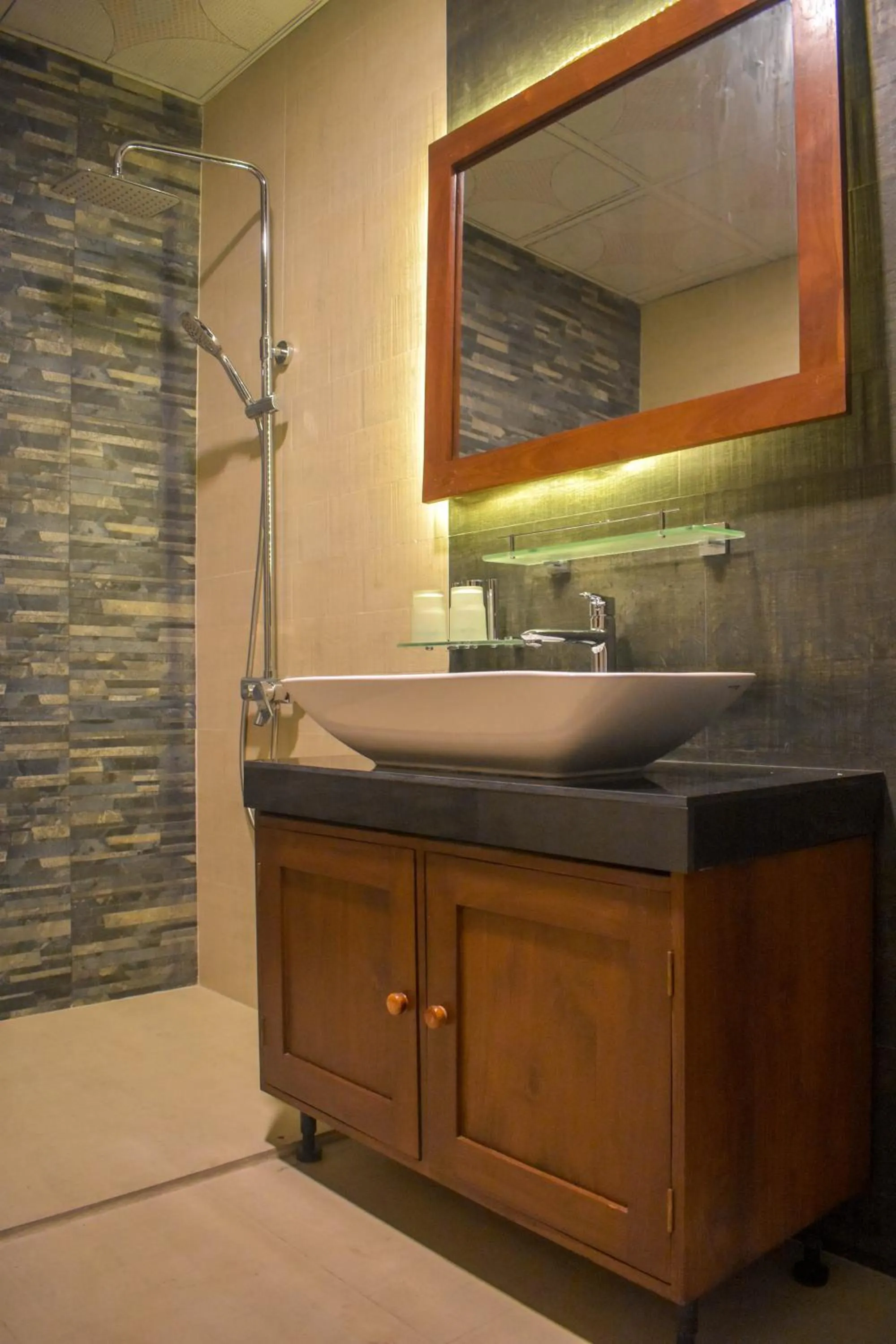 Shower in ARA Beach Resort Mirissa