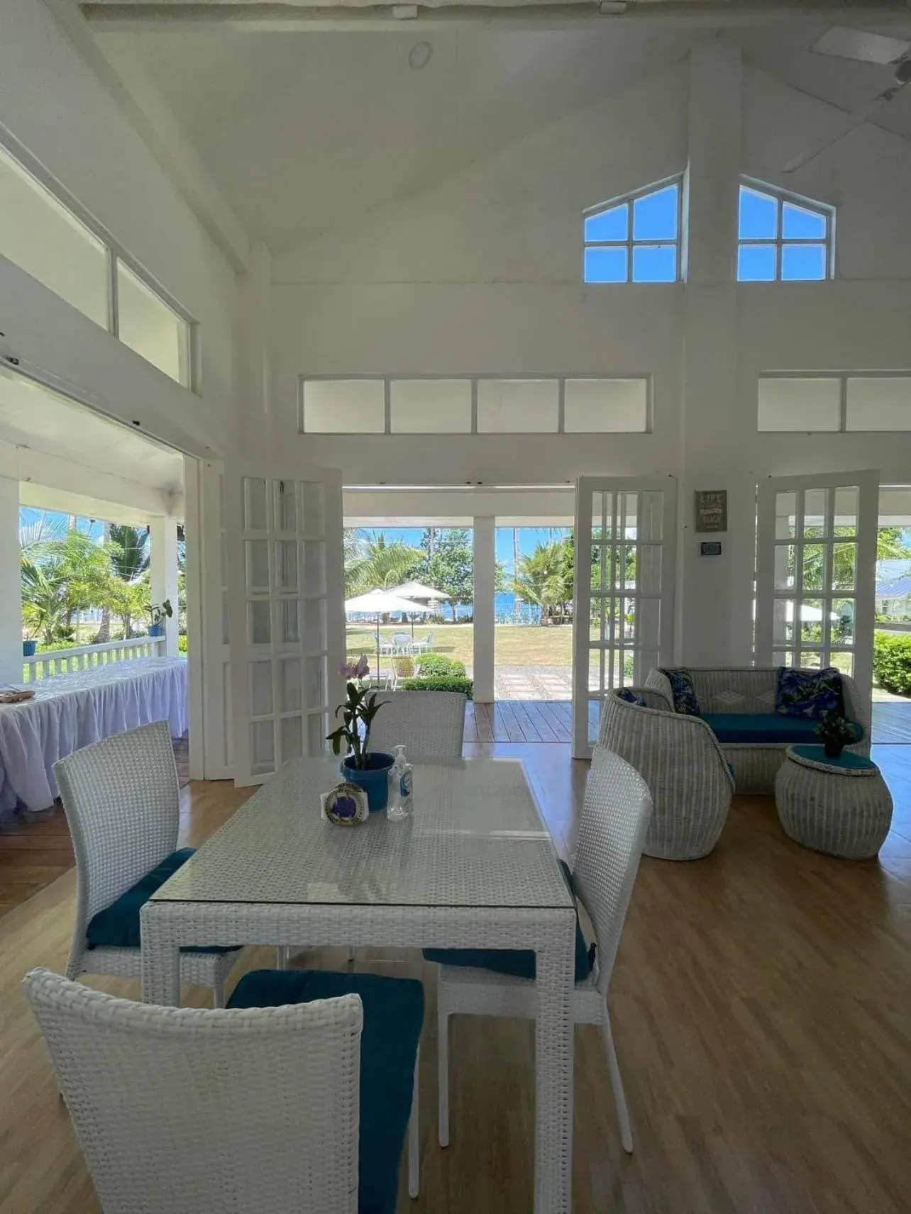 Living room in Kehalani Beach Resort by Cocotel Living room in Kehalani Beach Resort by Cocotel