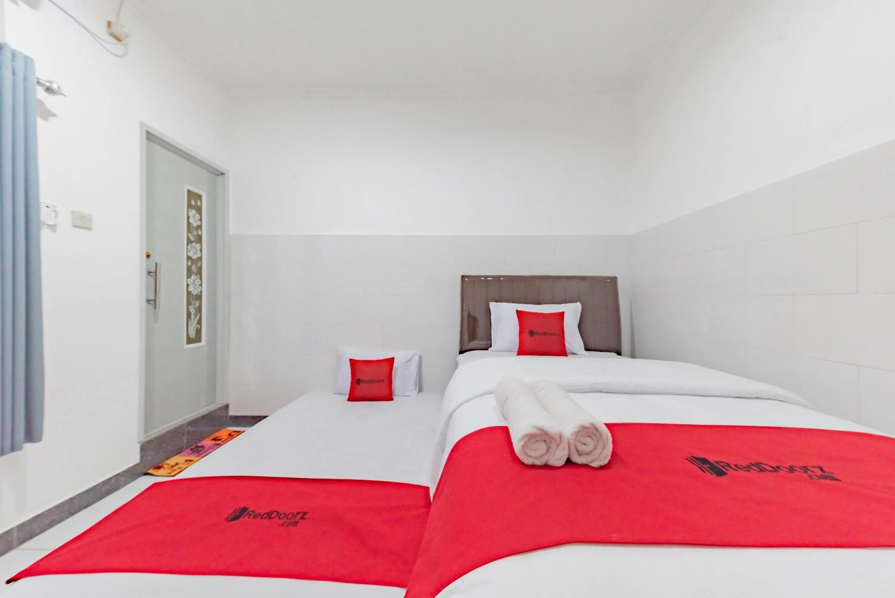 Bedroom, Bed in RedDoorz Syariah near Alun Alun Ciledug Cirebon