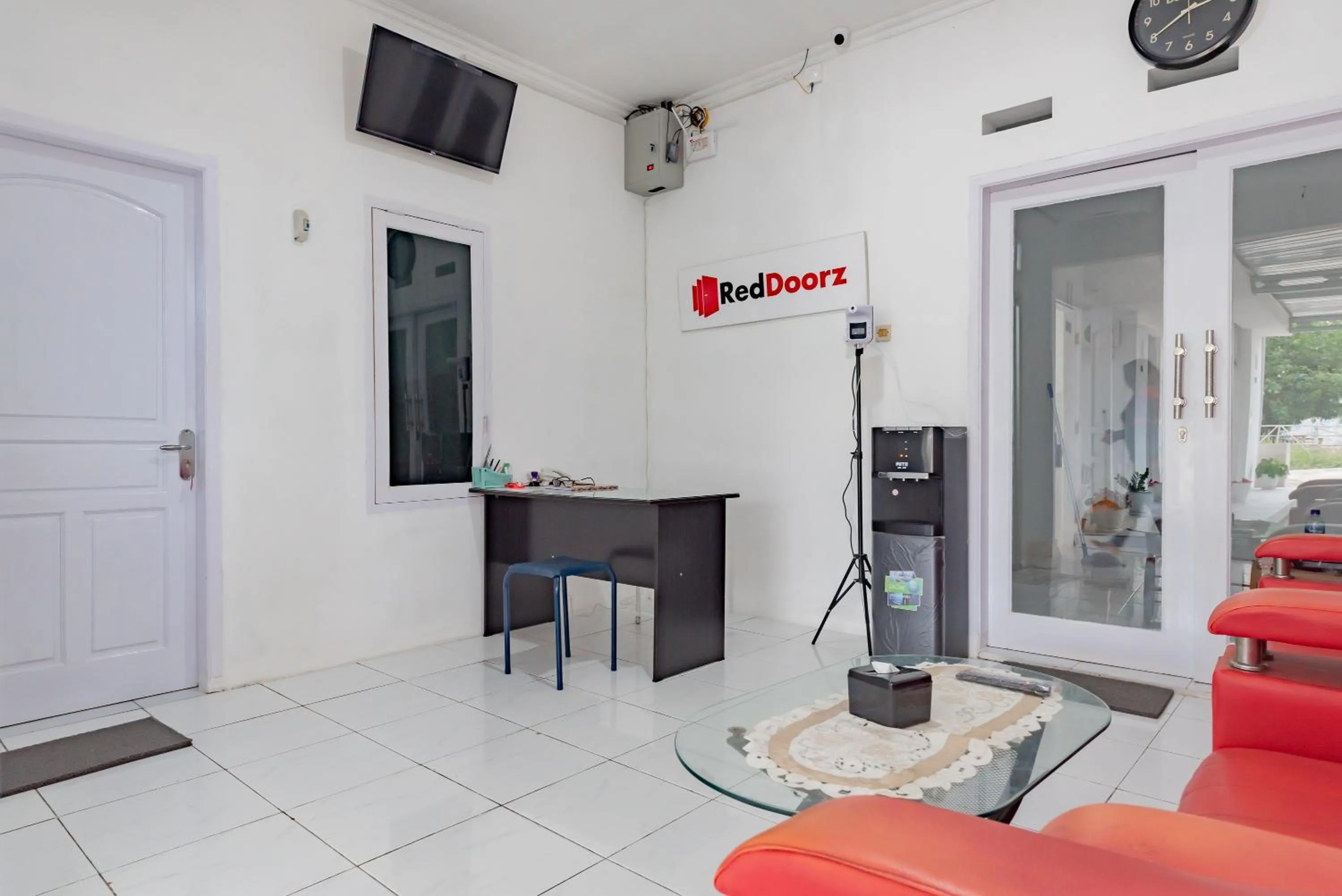 Lobby or reception in RedDoorz Syariah near Alun Alun Ciledug Cirebon
