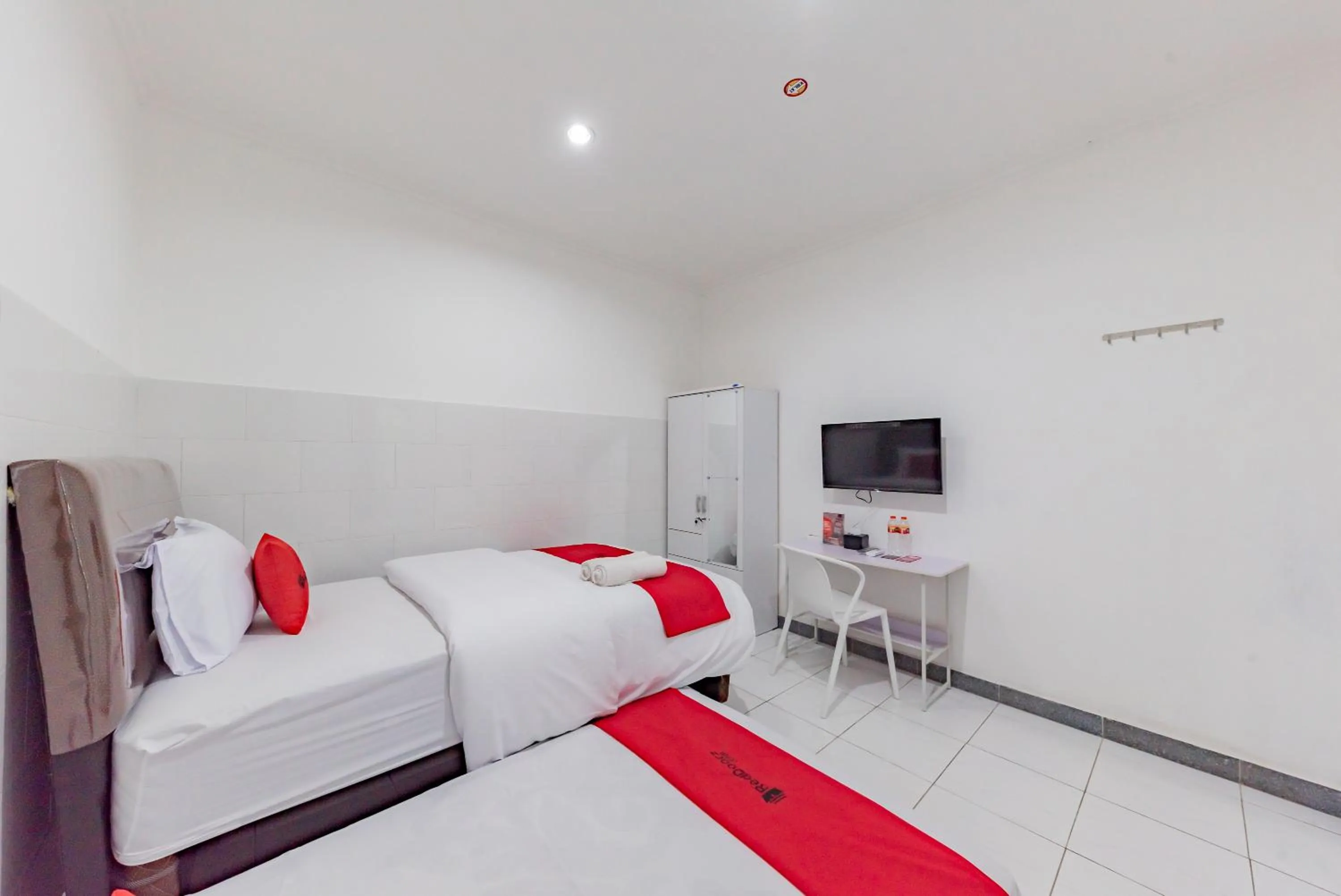 Bedroom, Bed in RedDoorz Syariah near Alun Alun Ciledug Cirebon