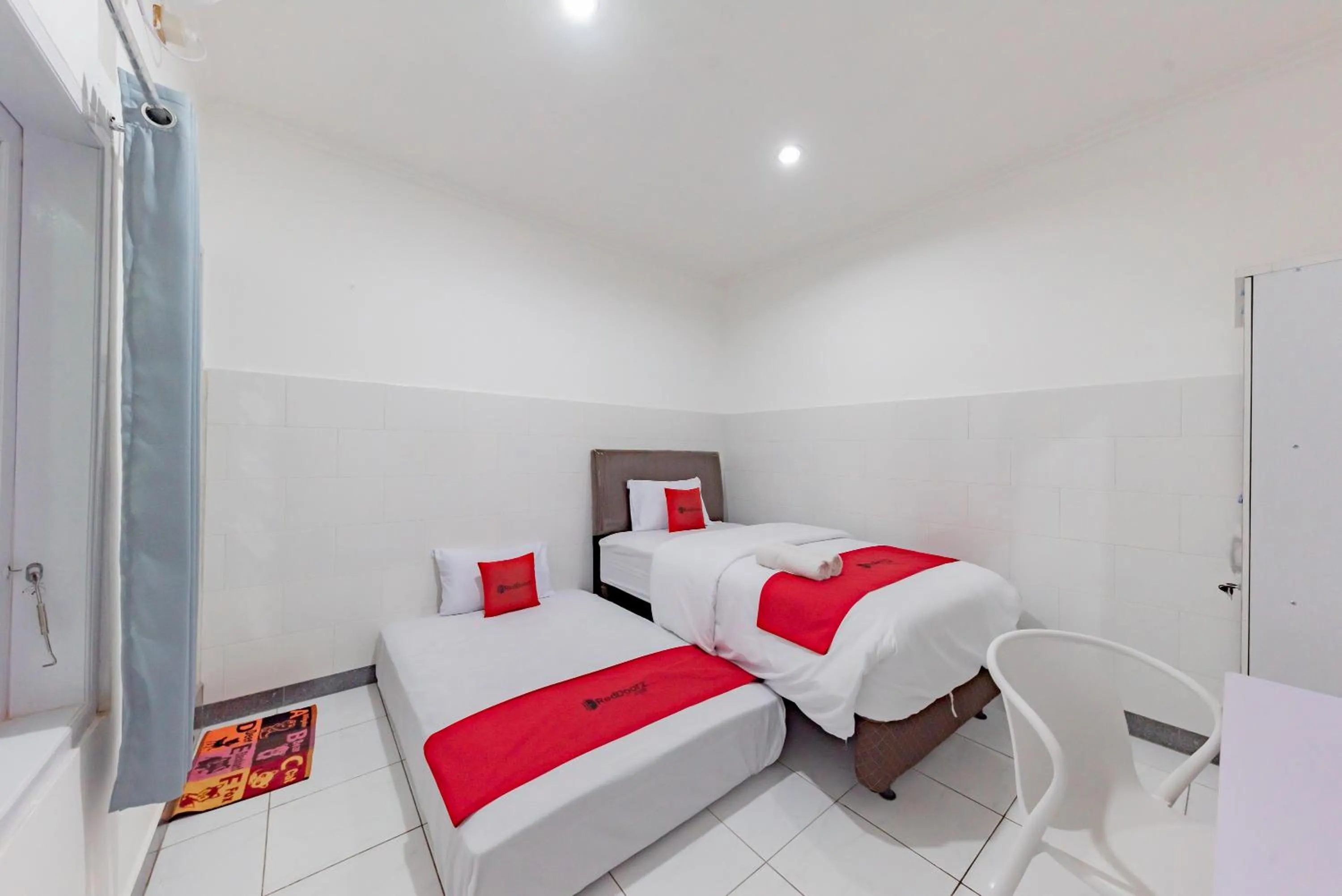 Bedroom, Bed in RedDoorz Syariah near Alun Alun Ciledug Cirebon