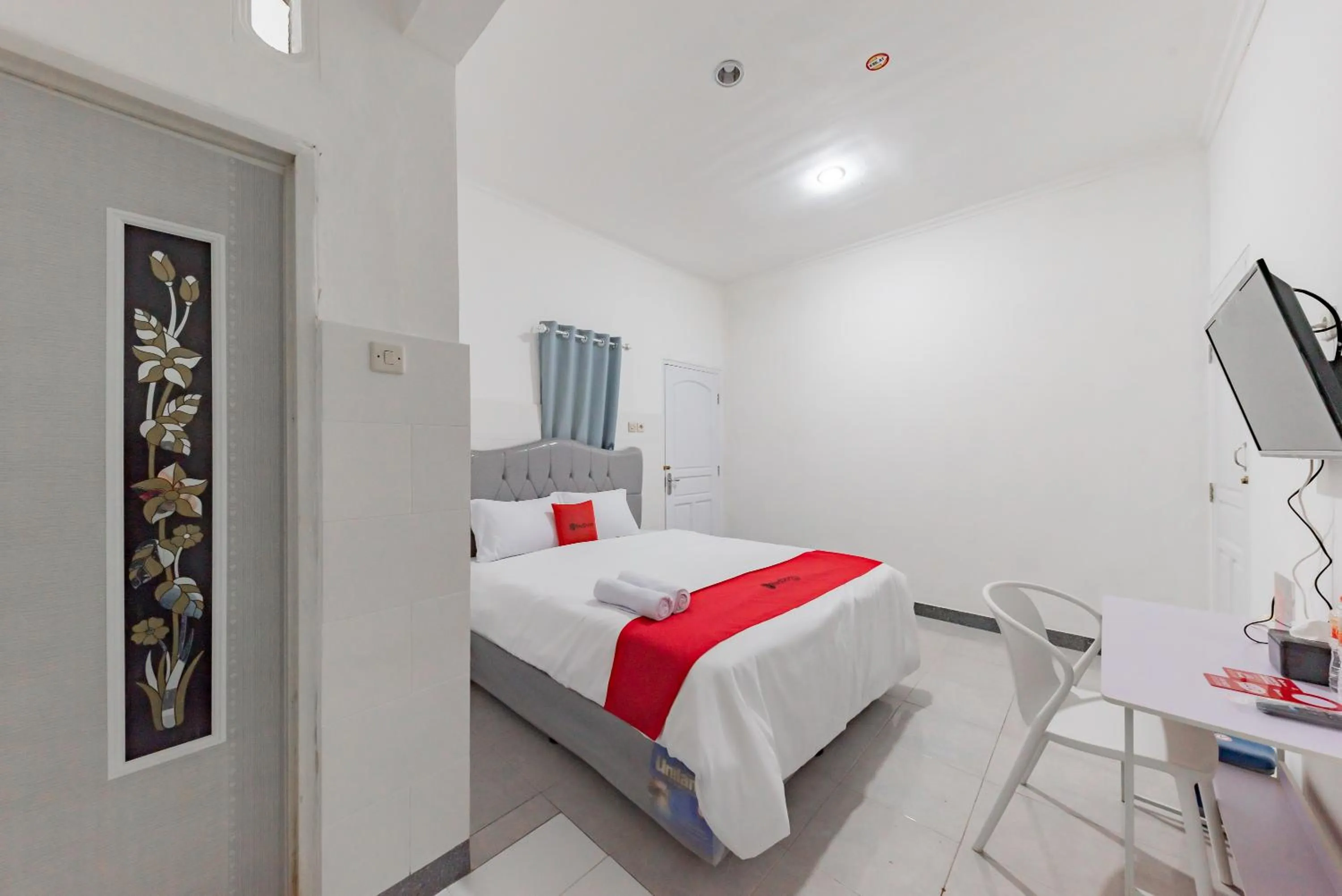 Bedroom, Bed in RedDoorz Syariah near Alun Alun Ciledug Cirebon