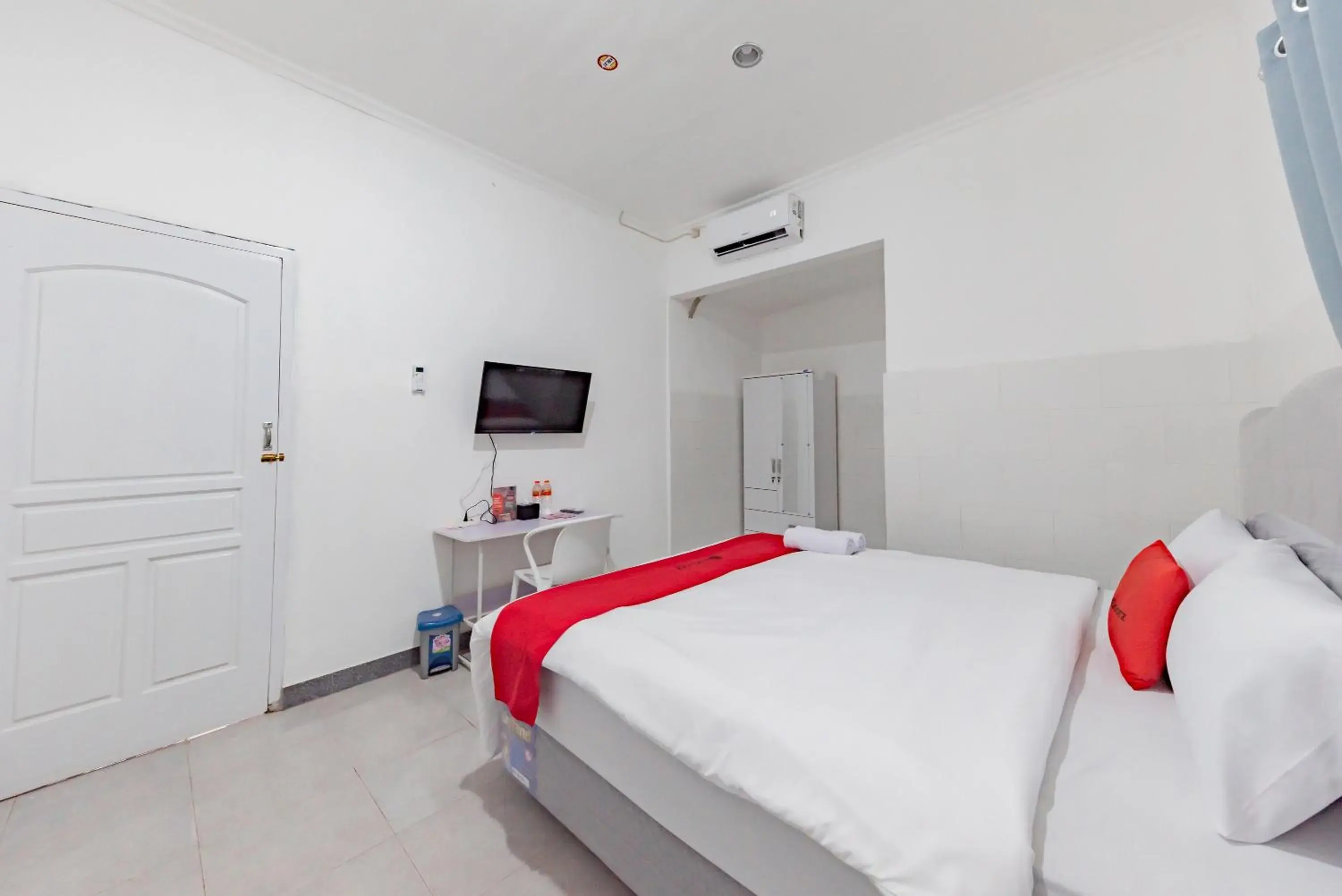 Bedroom, Bed in RedDoorz Syariah near Alun Alun Ciledug Cirebon Bedroom, Bed in RedDoorz Syariah near Alun Alun Ciledug Cirebon